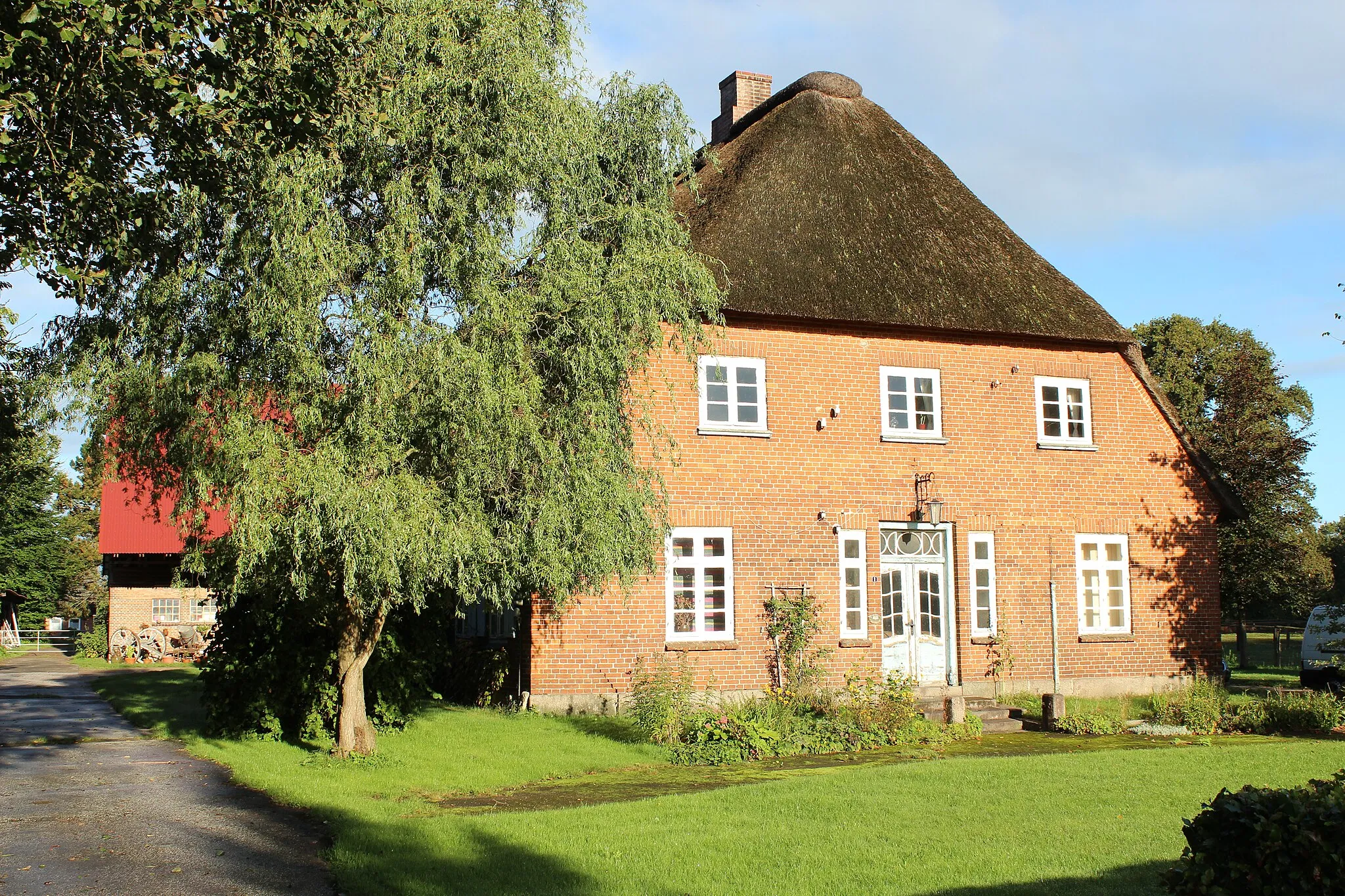 Photo showing: Schleswig-Holstein, Warder, Ortsteil Altmühlendorf, Hauptstrasse 1, Wohnhaus (ehem. Gasthof)