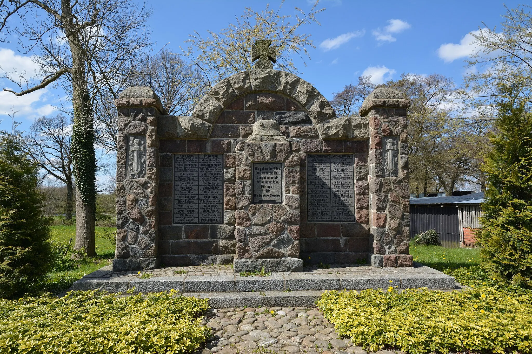 Photo showing: Ein Teil des Ehrenmals für die Toten der Weltkriege in Schafstedt, Schleswig-Holstein