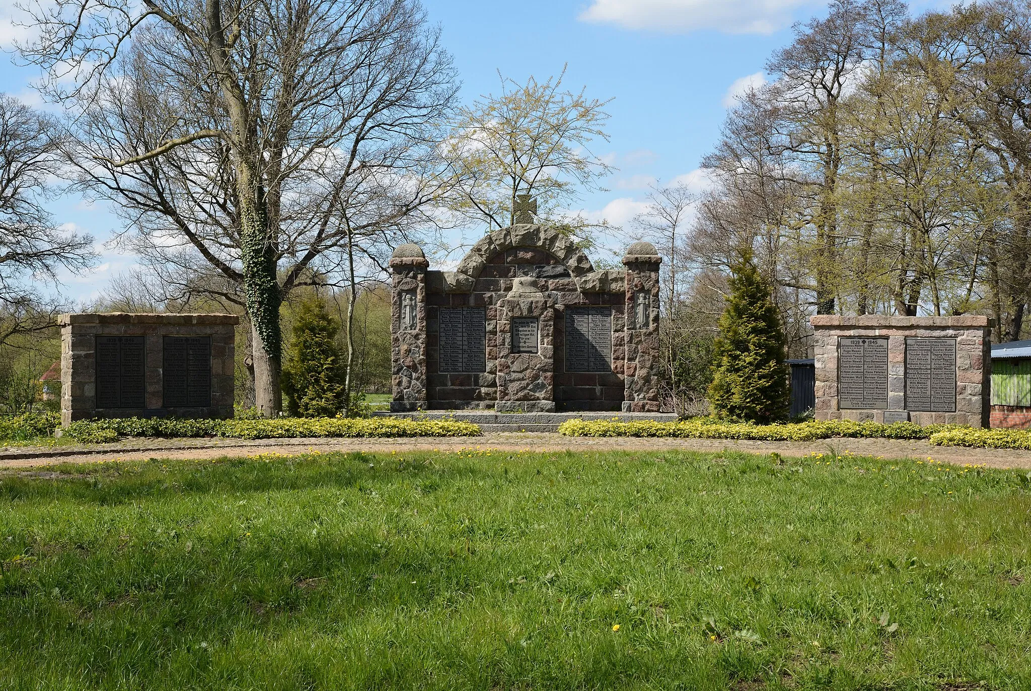 Photo showing: Ein Teil des Ehrenmals für die Toten der Weltkriege in Schafstedt, Schleswig-Holstein