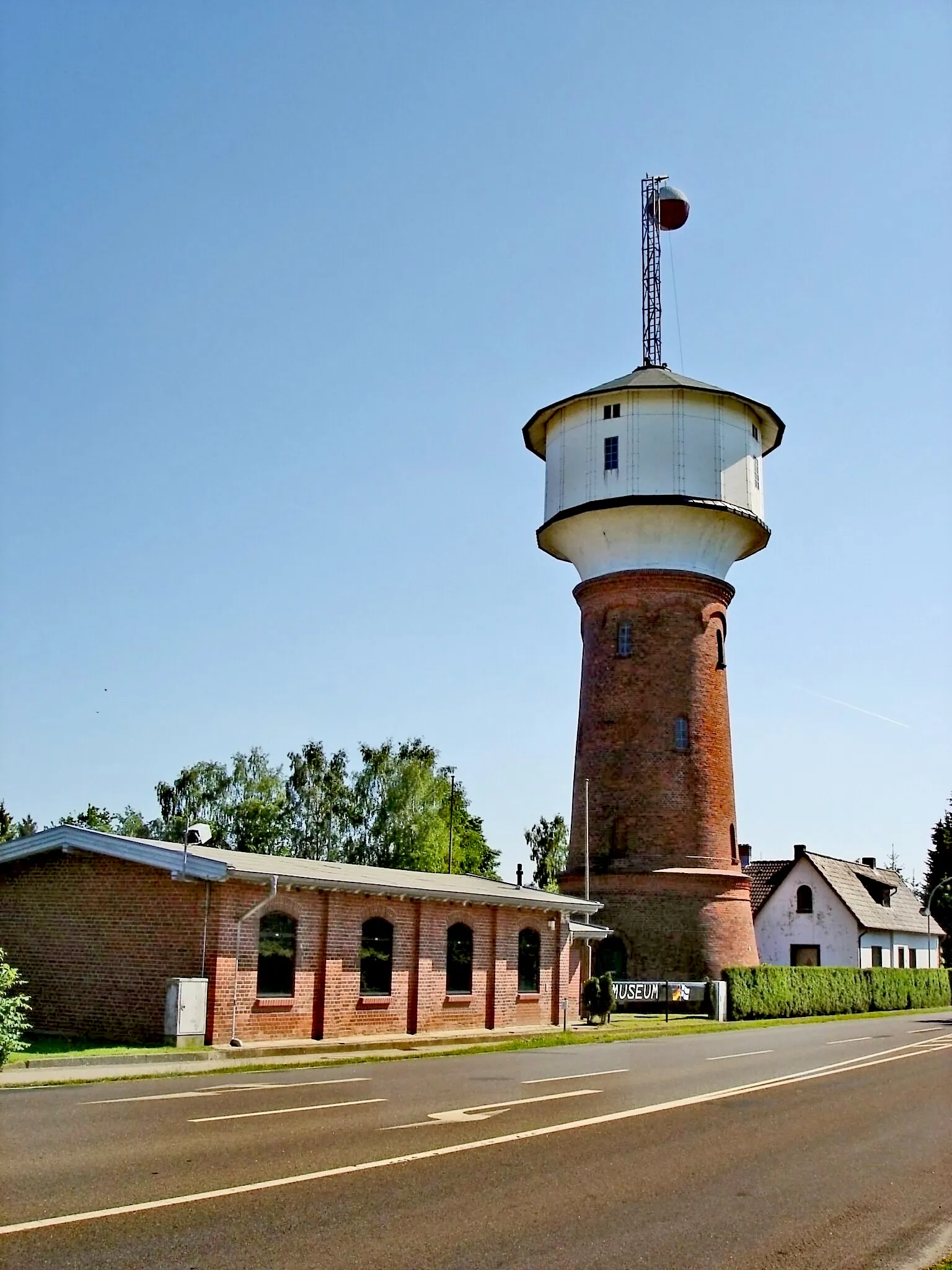 Photo showing: Der ehemalige Wasserturm in Hohenlockstedt mit aufgezogenem Ballon. Zur Zeit des militärischen Lockstedter Lagers war dies ein Warnsignal an die Bevölkerung. Ausserhalb des Ortes wurde scharf geschossen, es bestand Gefahr.  Autor: Nightflyer  Source: Eigenes Foto