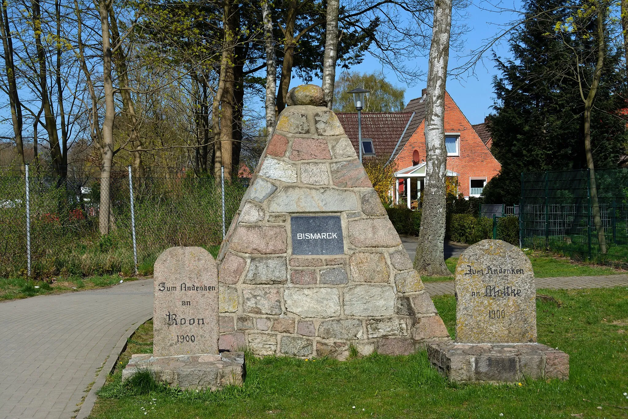 Photo showing: Denkmal für Bismarck in Hohenlockstedt; rechts ein Denkmal für Moltke; links für Roon