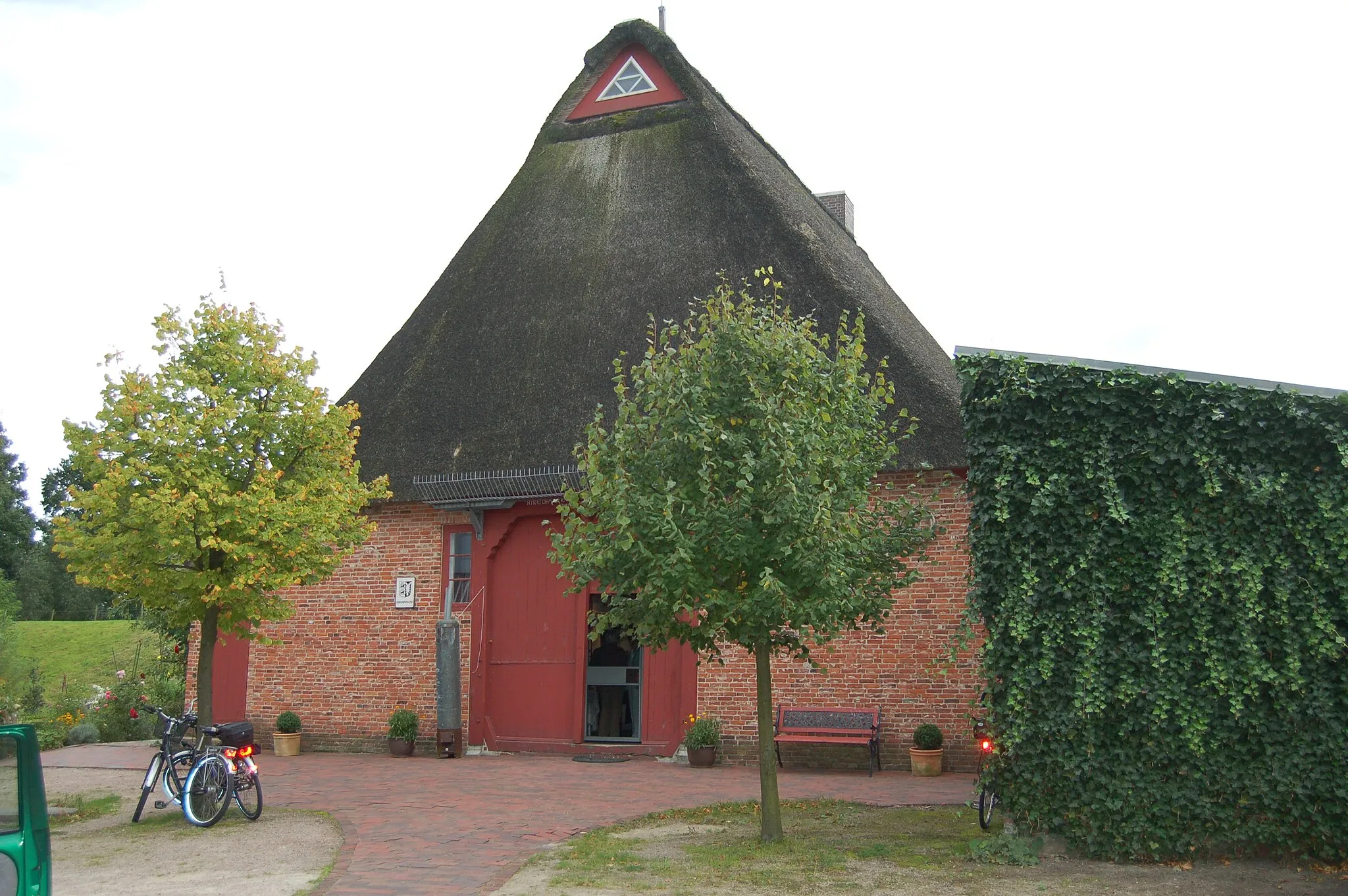 Photo showing: Historic Bandreißerkate in Haseldorf, Schleswig-Holstein, Germany. A small areal historic museum and location for weddings