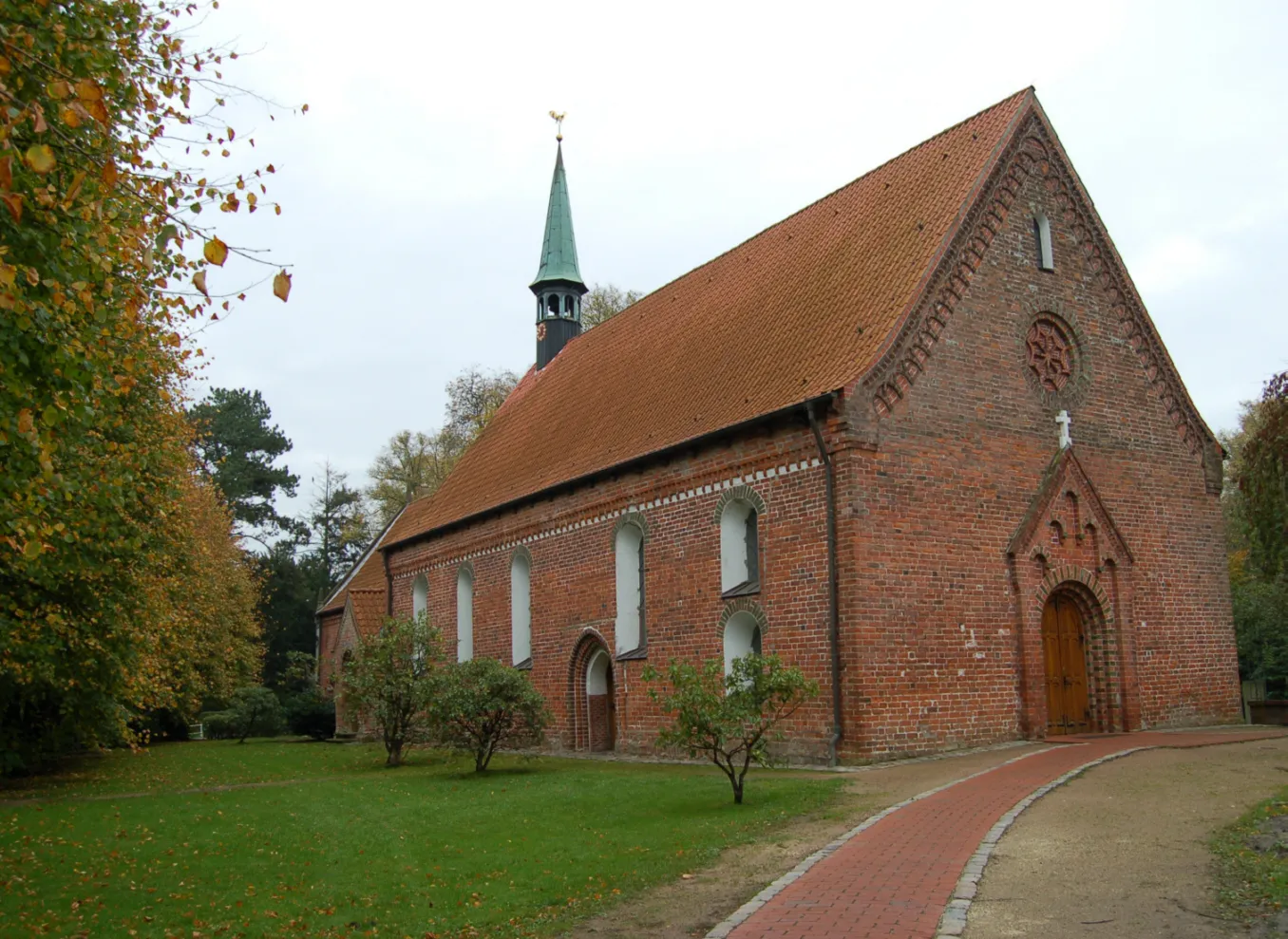 Photo showing: Haseldorfer Kirche aus dem 13. Jahrhundert