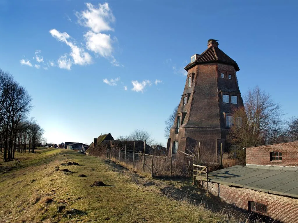 Photo showing: Haseldorf, Schleswig-Holstein (Germany), Dyke with rest of the mill, photo 2010