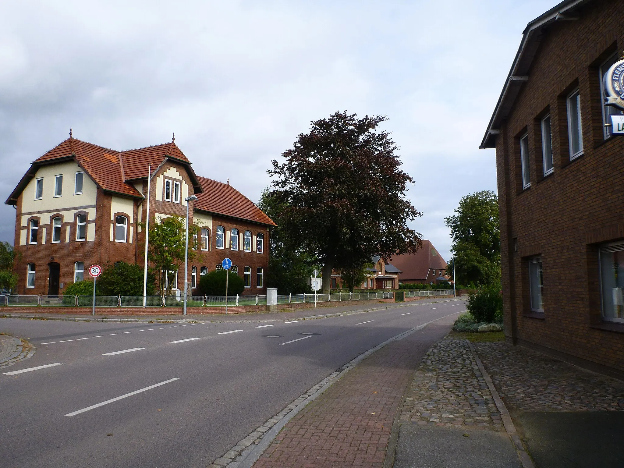 Photo showing: The primary school in Großharrie located at Preetzer Landstraße