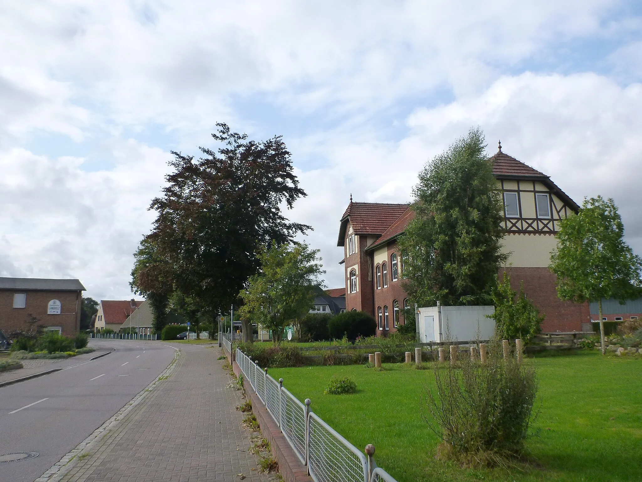 Photo showing: The primary school in Großharrie located at Preetzer Landstraße