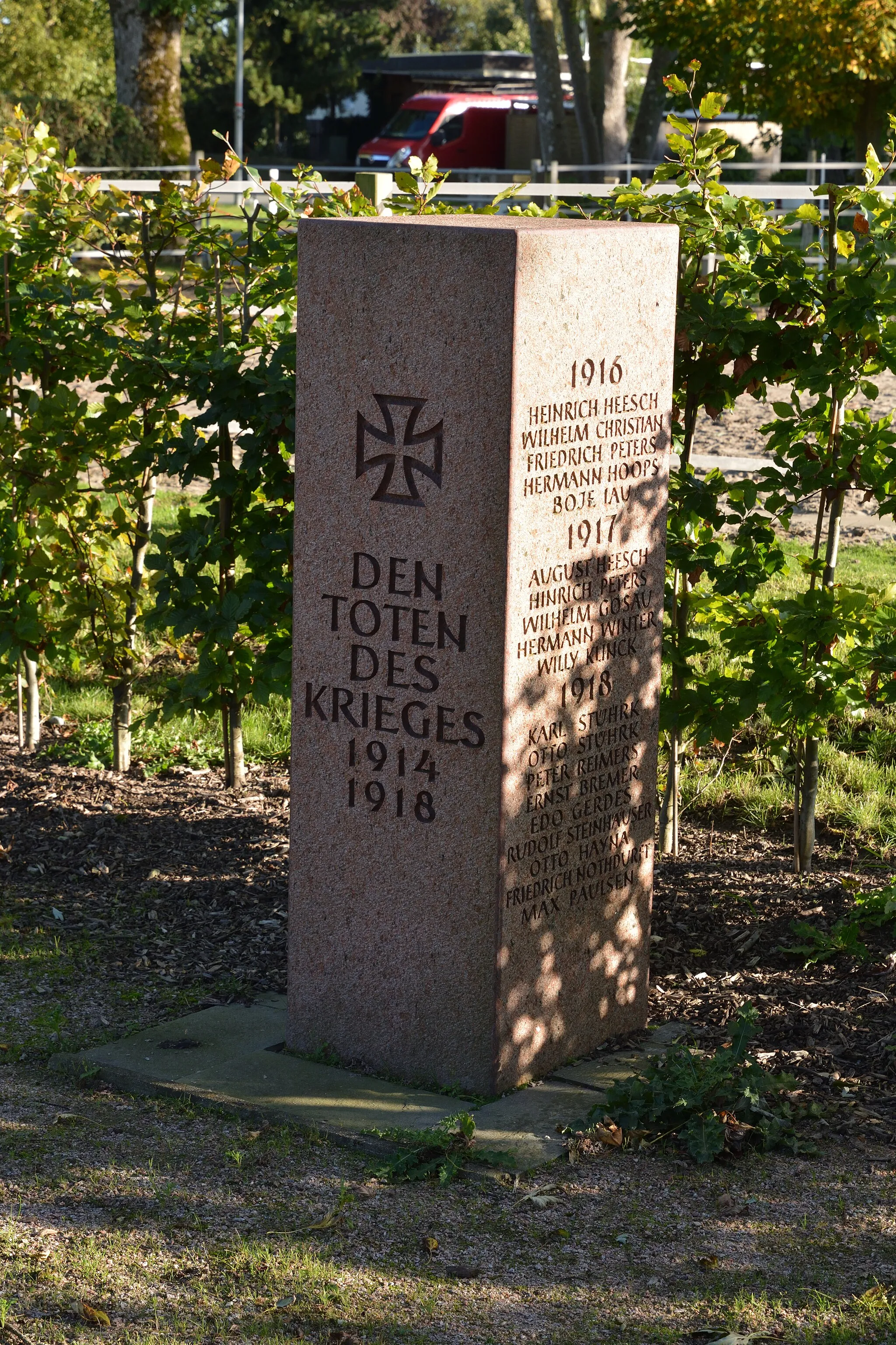 Photo showing: Am Ehrenmal in Epenwöhrden