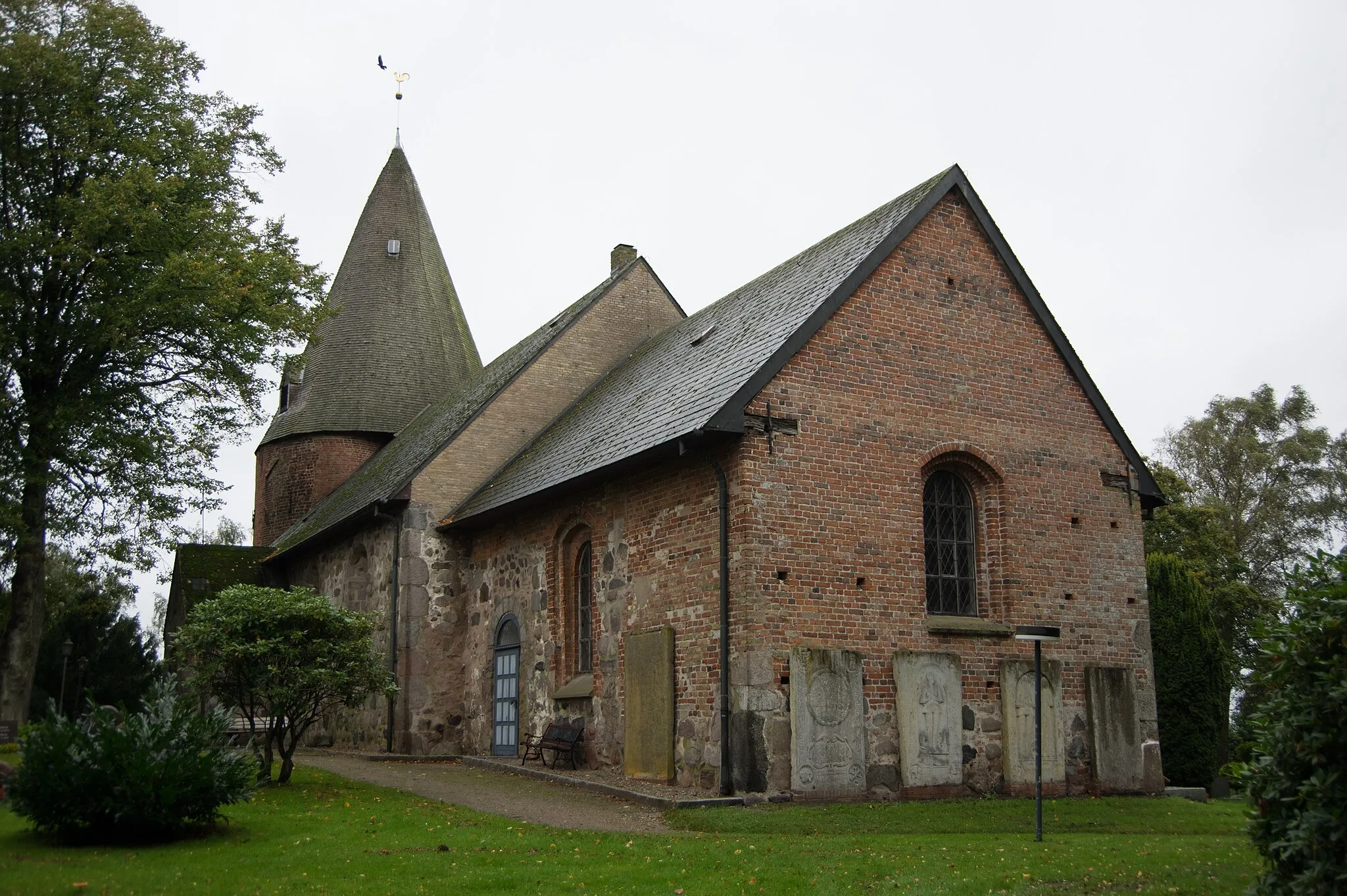 Photo showing: Kosel in Schleswig-Holstein. Die Kirche St. Laurentius hat einen Rundturm aus dem 12. Jahrhundert und steht unter Denkmalschutz.