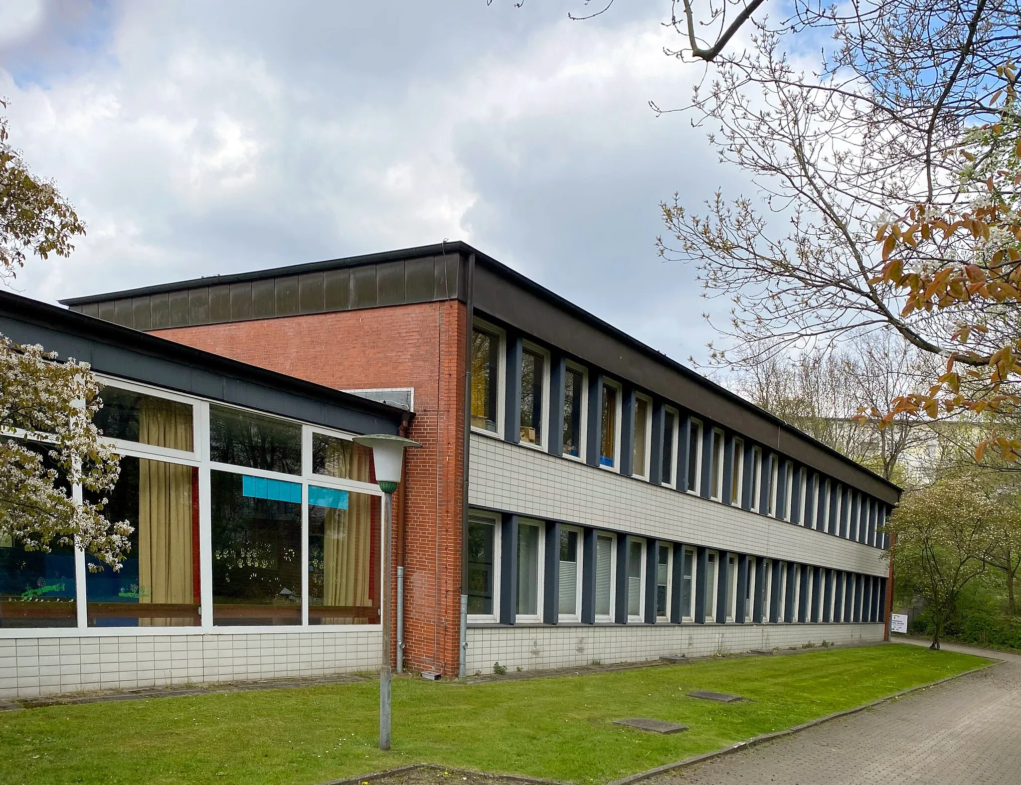 Photo showing: Schule Jenfelder Straße in Hamburg-Jenfeld, Verwaltung (Ostseite)