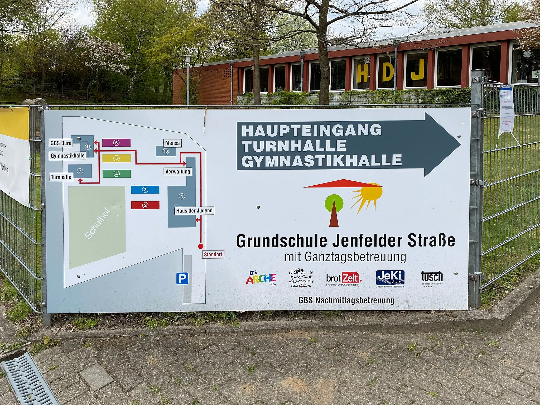 Photo showing: Schule Jenfelder Straße in Hamburg-Jenfeld, Lageplan am Zaun