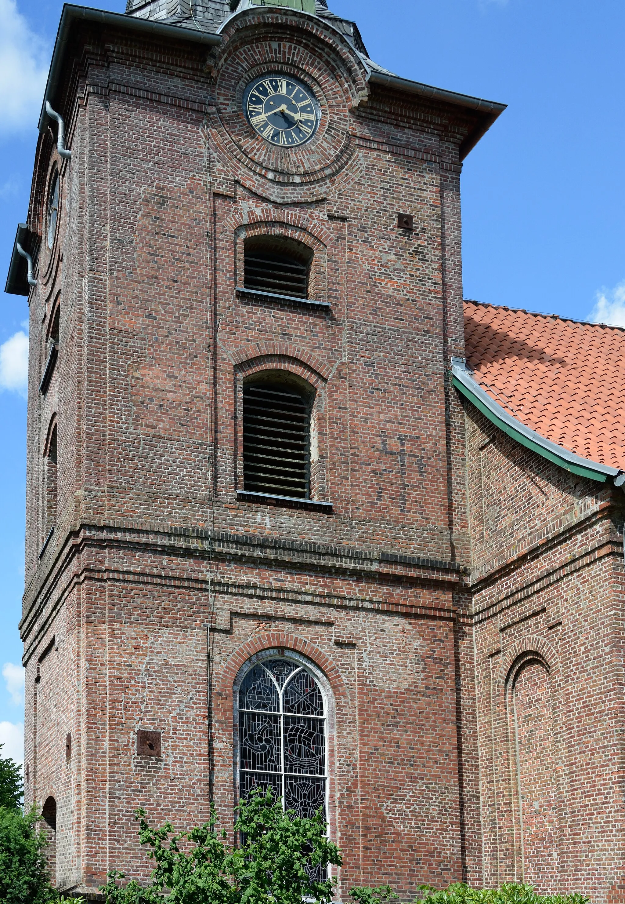 Photo showing: Kirche in Hohenfelde, Kreis Steinburg. In einer ausgebesserten Mauerstelle ist ein Hakenkreuz erkennbar.