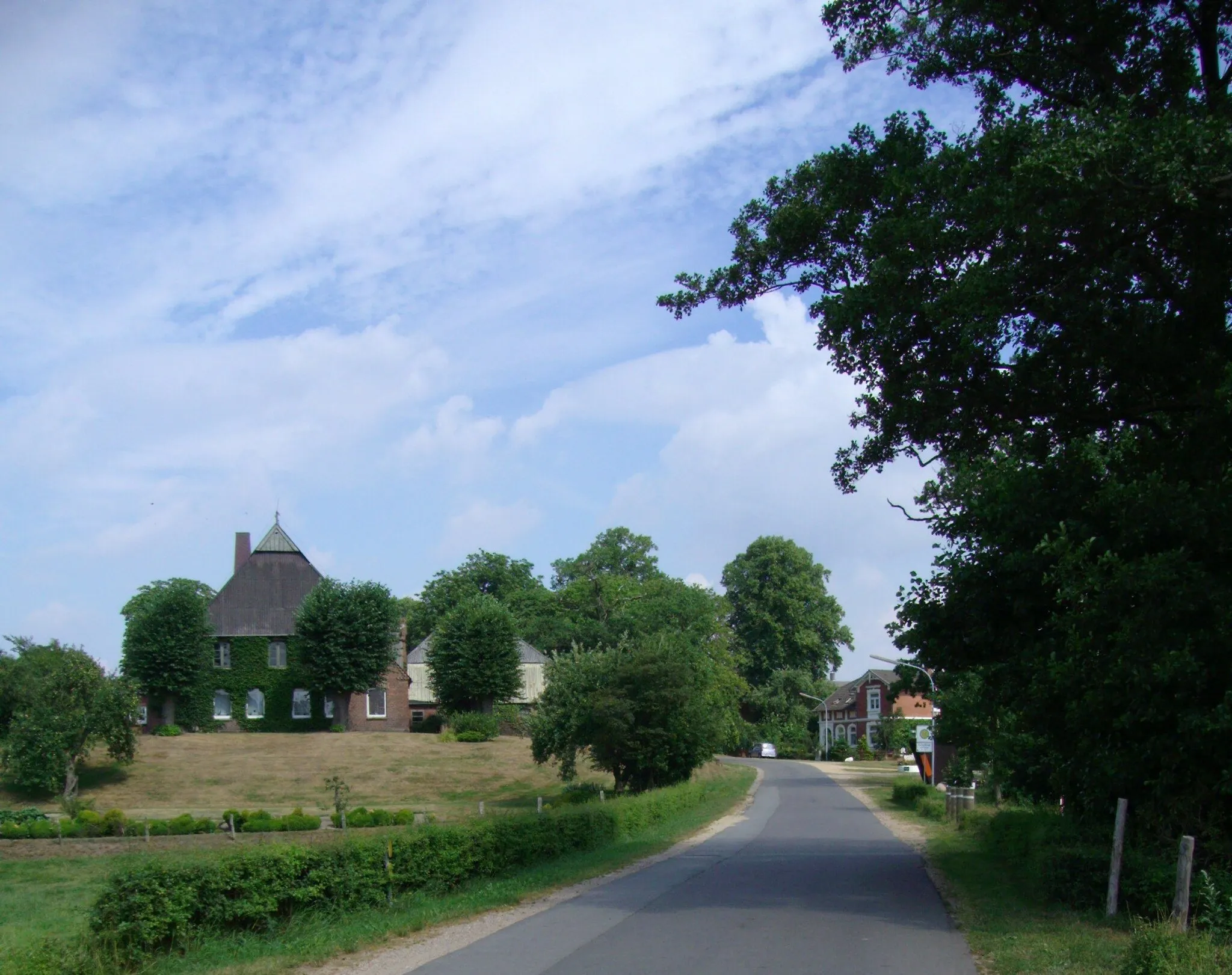 Photo showing: Dorfstraße in Schlotfeld, Kreis Steinburg, Schleswig-Holstein, Germany