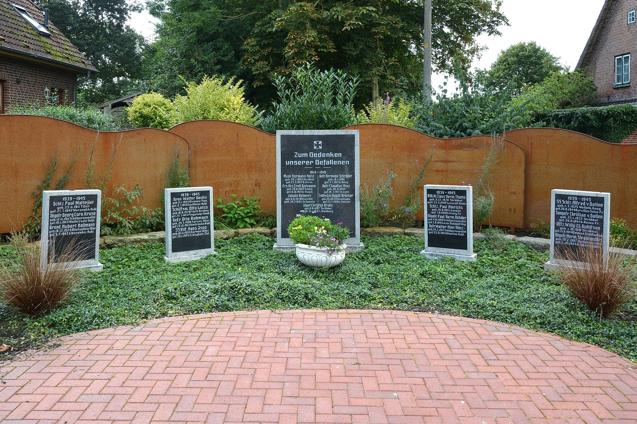 Photo showing: Am Ehrenmal in Strübbel