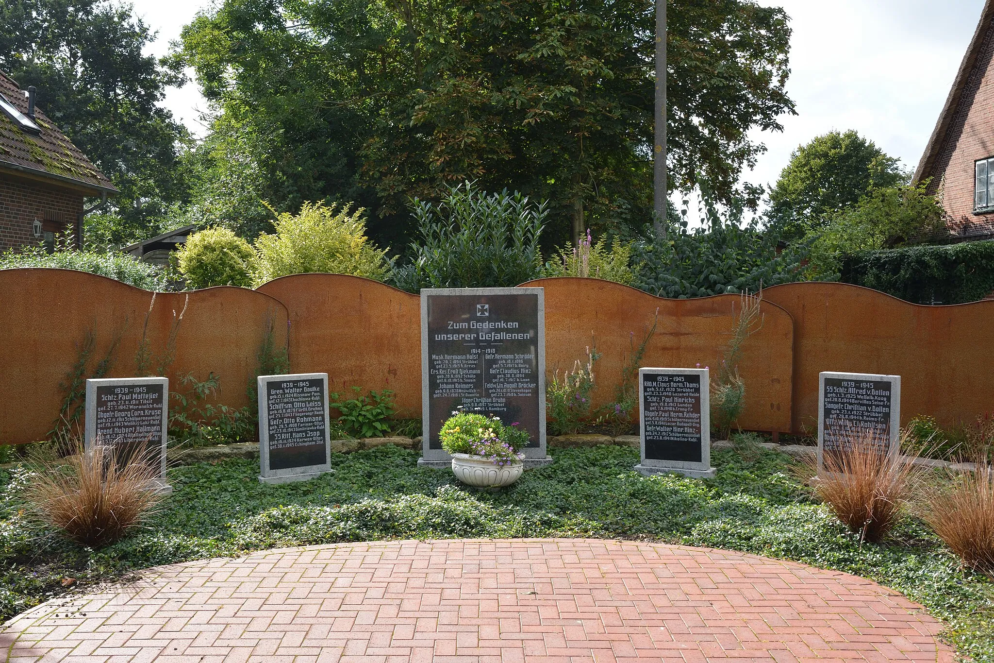 Photo showing: Am Ehrenmal in Strübbel