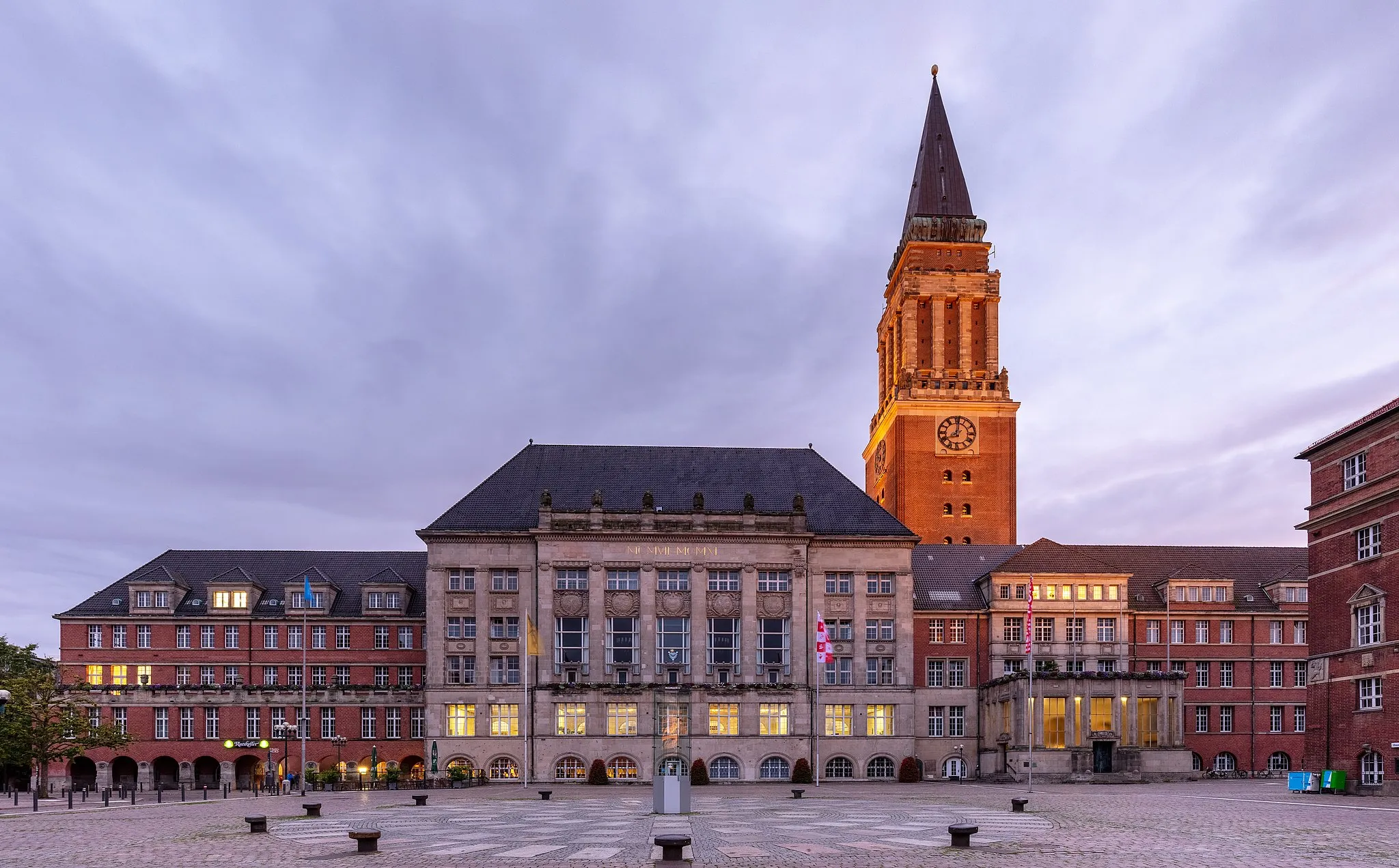 Photo showing: Town hall of Kiel, capital of Schleswig-Holstein, Germany. Its tower, which is 106 metres (348 ft) high, is one of the city landmarks.
