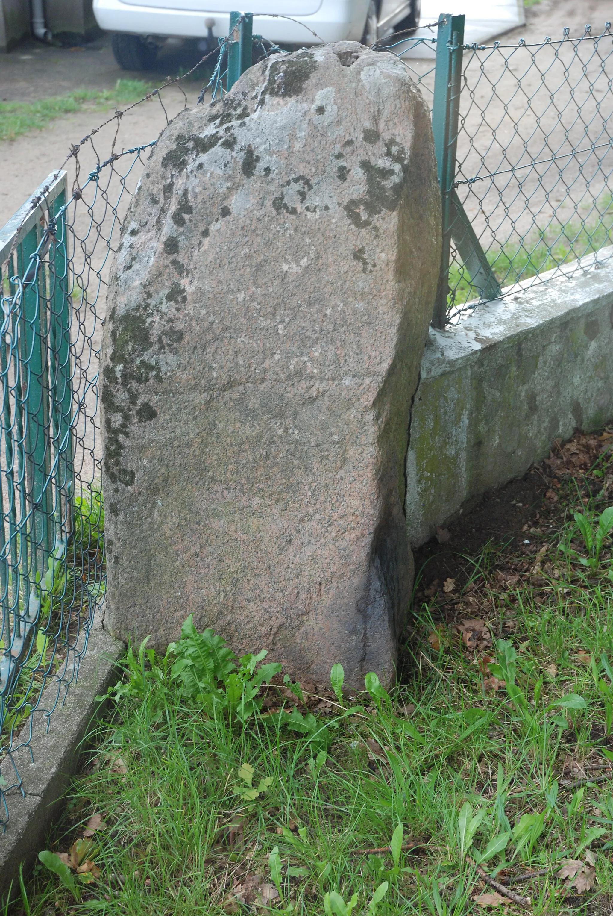 Photo showing: Grenzstein in Pansdorf, Eutiner Straße 95