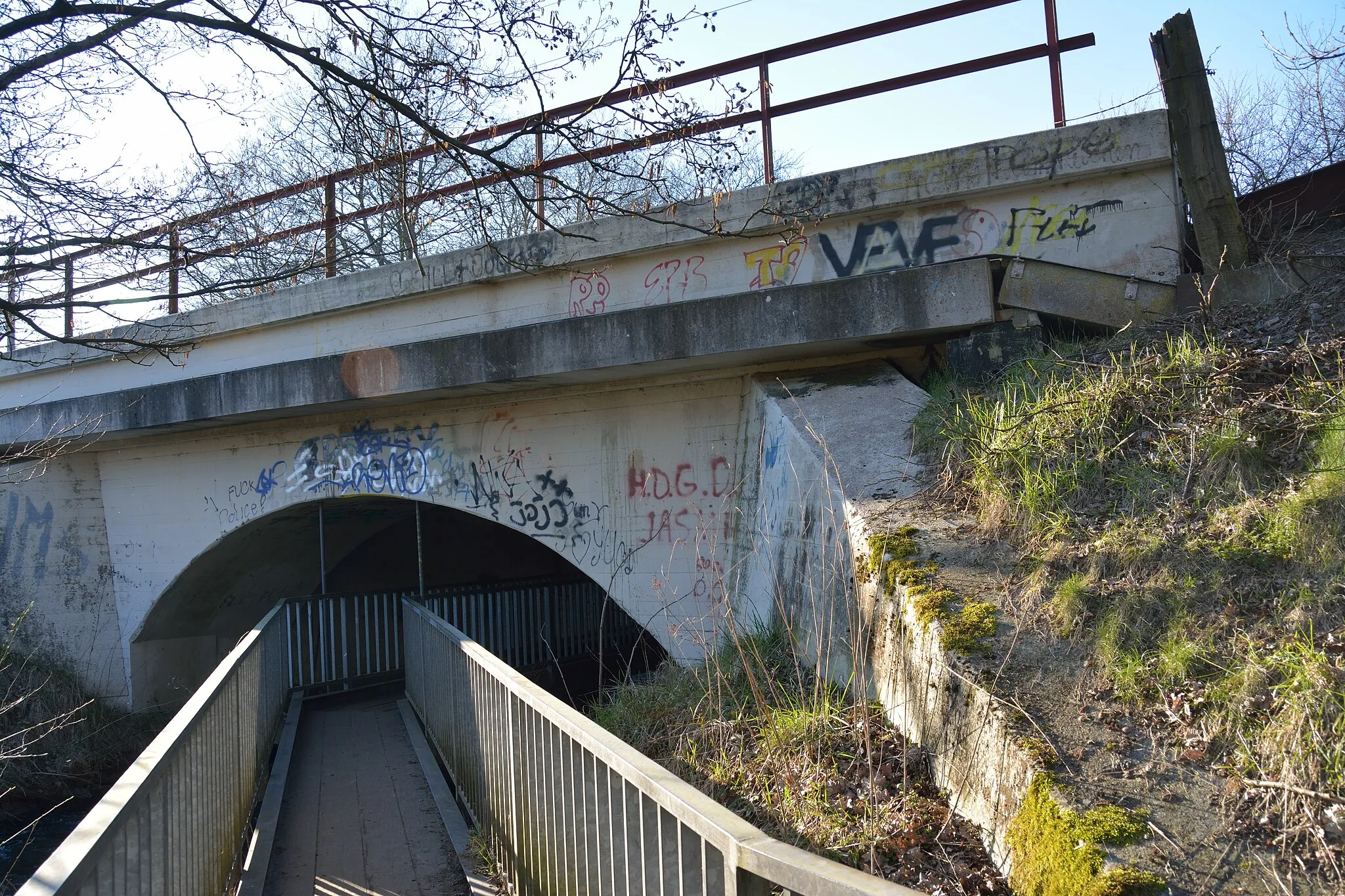 Photo showing: Eisenbahnbrücke für die Bahnstrecke Hamburg-Altona–Neumünster

Unterhalb der Eisenbahnbrücke befindet sich eine aufgehängte Fußgängerbrücke, die drei verschiedene Wanderwege verbindet.