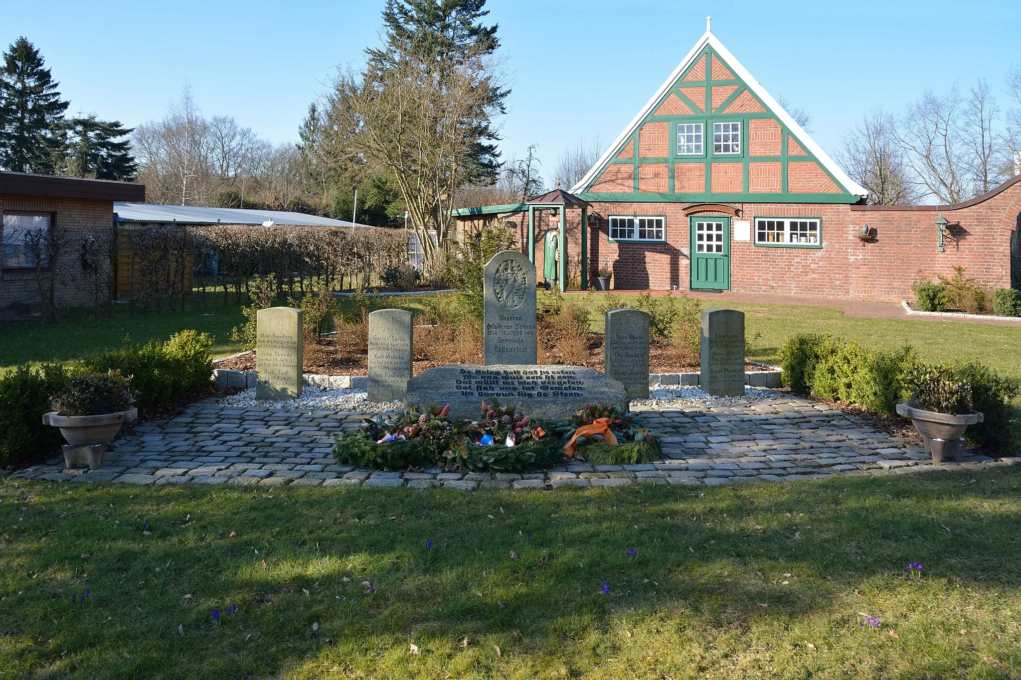 Photo showing: Impressionen aus Padenstedt

Das Museum des "Renaturierungsvereins Padensted", im Vordergrund das Ehrenmal für die Gefallenen der letzten Kriege.