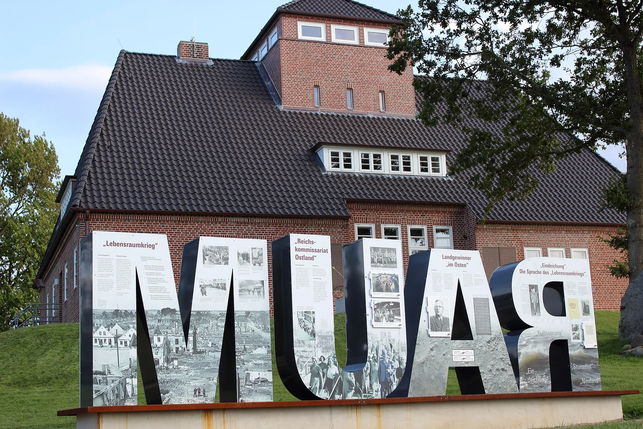 Photo showing: Historischer Lernort Neulandhalle, Dieksanderkoog, 20. August 2019