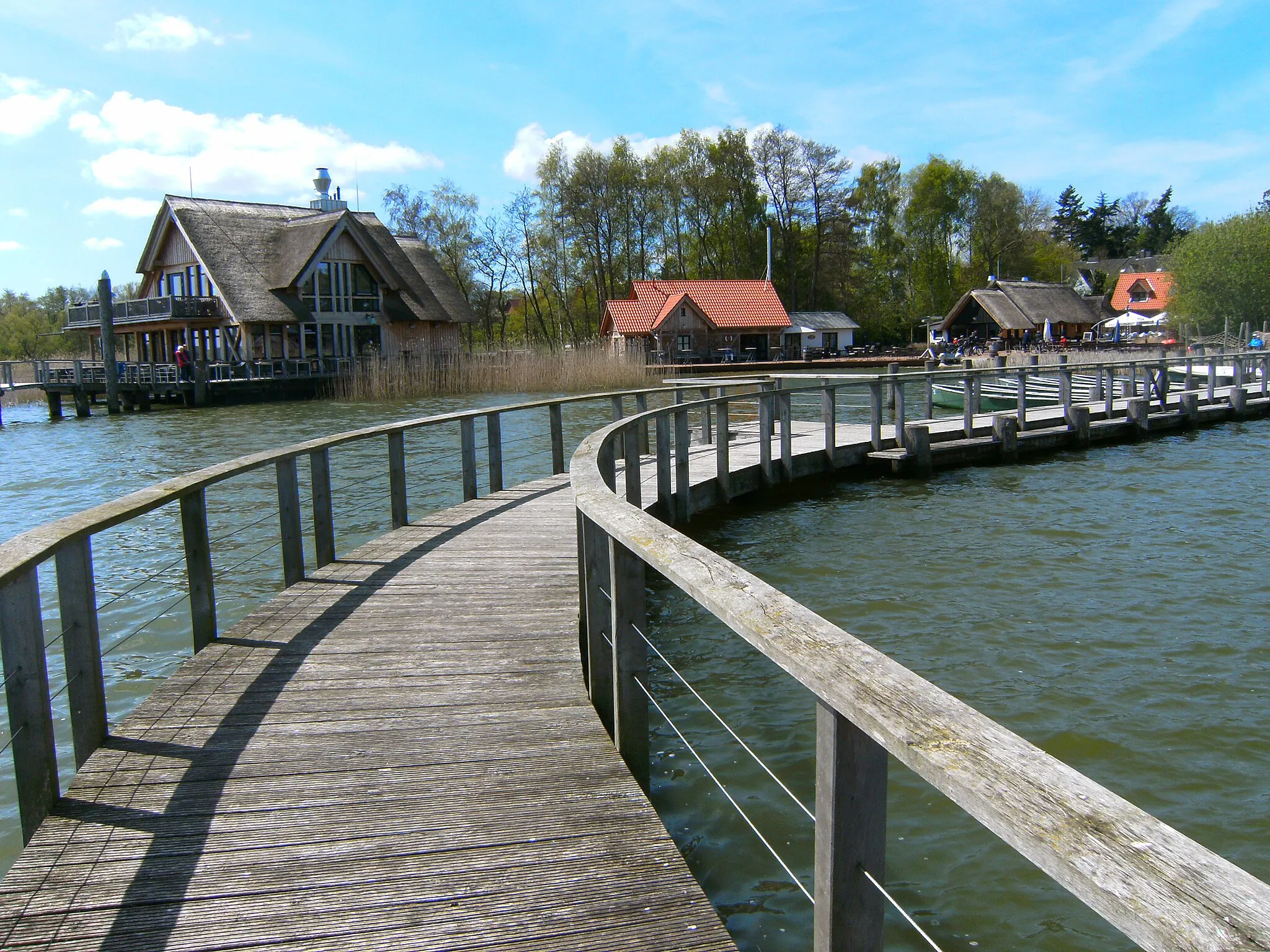 Photo showing: Hemmelsdorfer See (lake), Germany. Fischereihof Hemmelsdorf, way round the harbour: towards the buildings