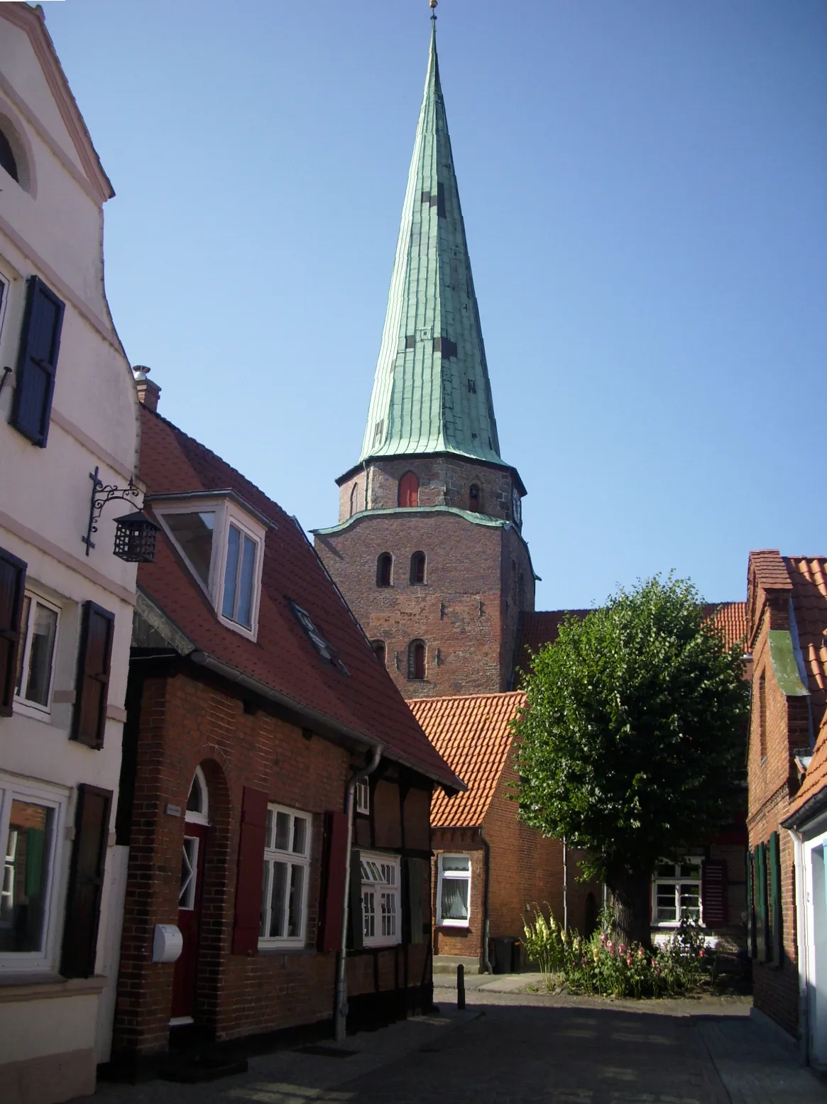 Photo showing: German seaside resort Travemuende, St Lorenz Church and ancient houses