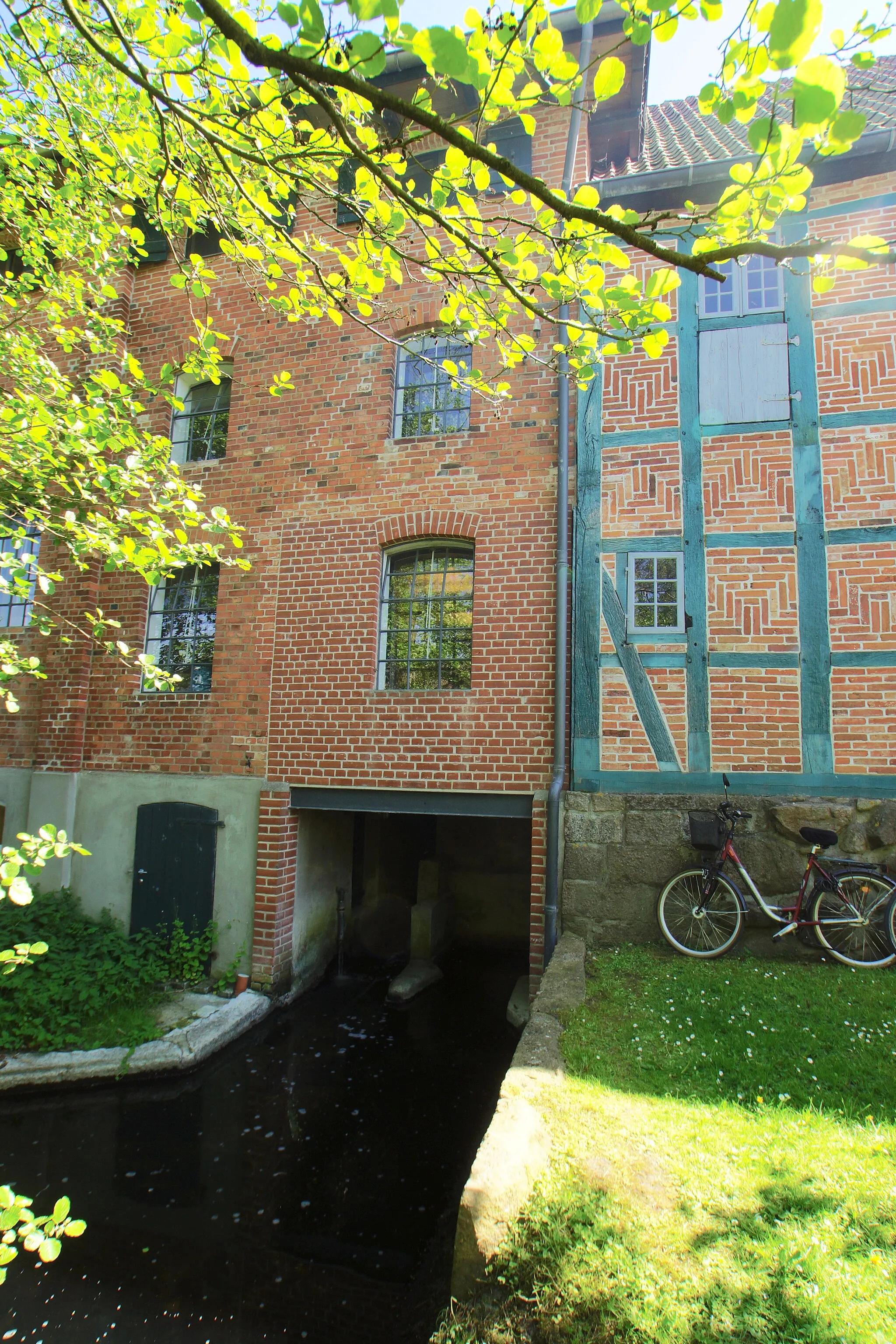 Photo showing: Bad Segeberg (Klein Rönnau), Germany: The river Rönne (Trave) leaving the watermill