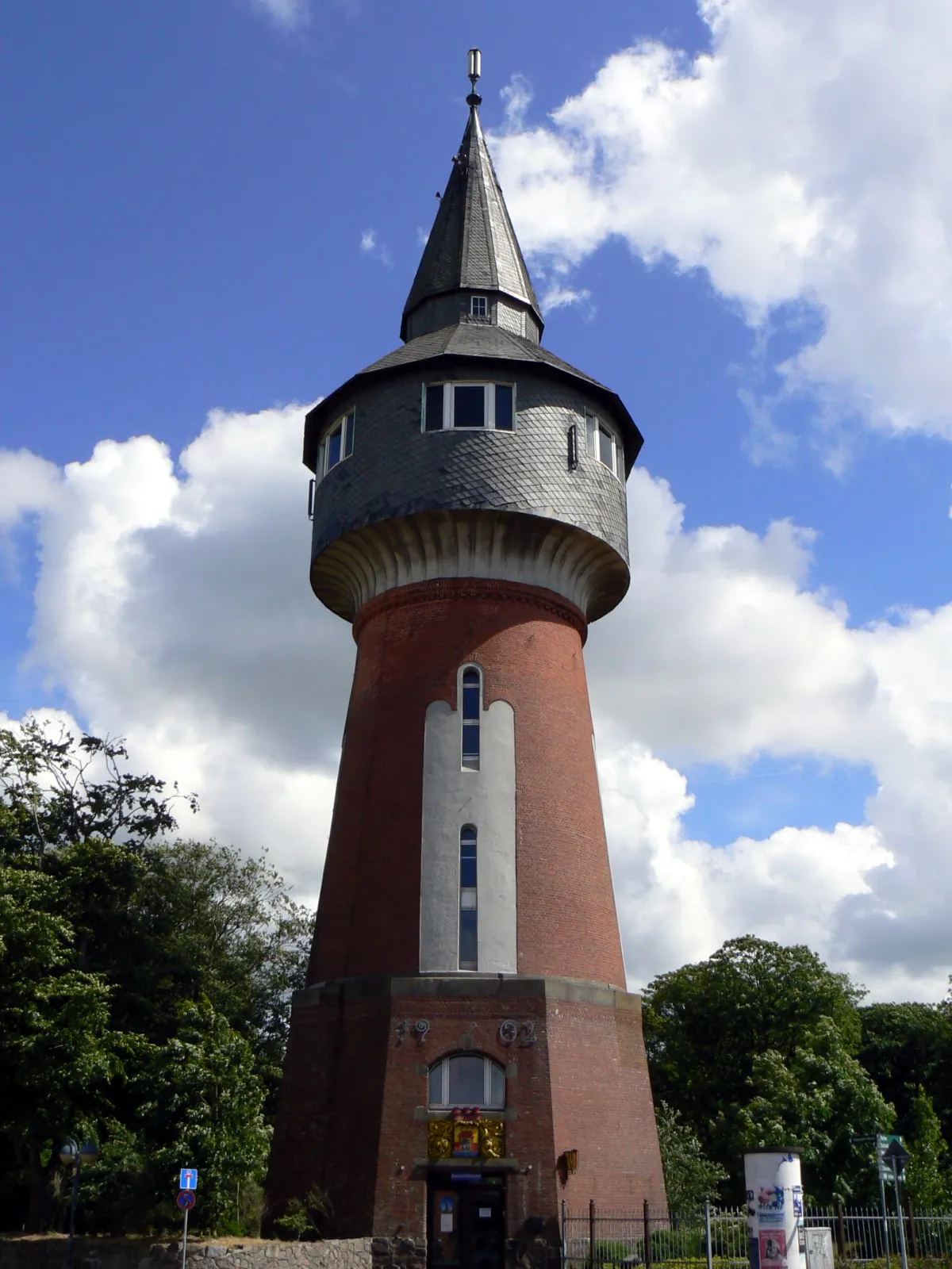 Photo showing: Der Wasserturm von Husum. Erbaut: 1901-1902. Gesamthöhe: 42m (52m über dem Meeresspiegel). Bis 1963 zur Wasserversorgung genutzt, ab 1983 Aussichtsturm.