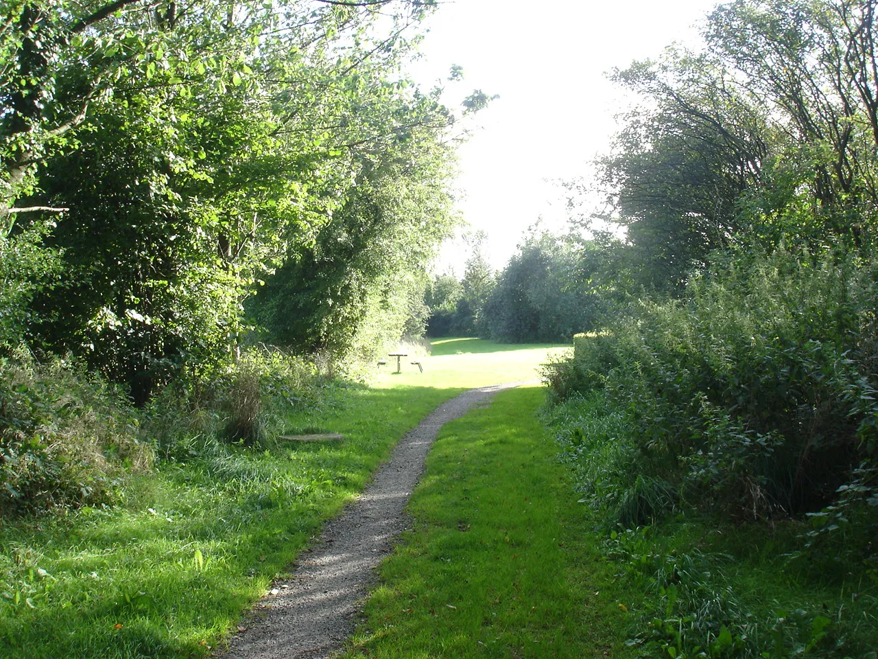 Photo showing: Sti på Tørsbøl-Padborg-banens tracé slutter ved Padborgvej kort før Padborg Station