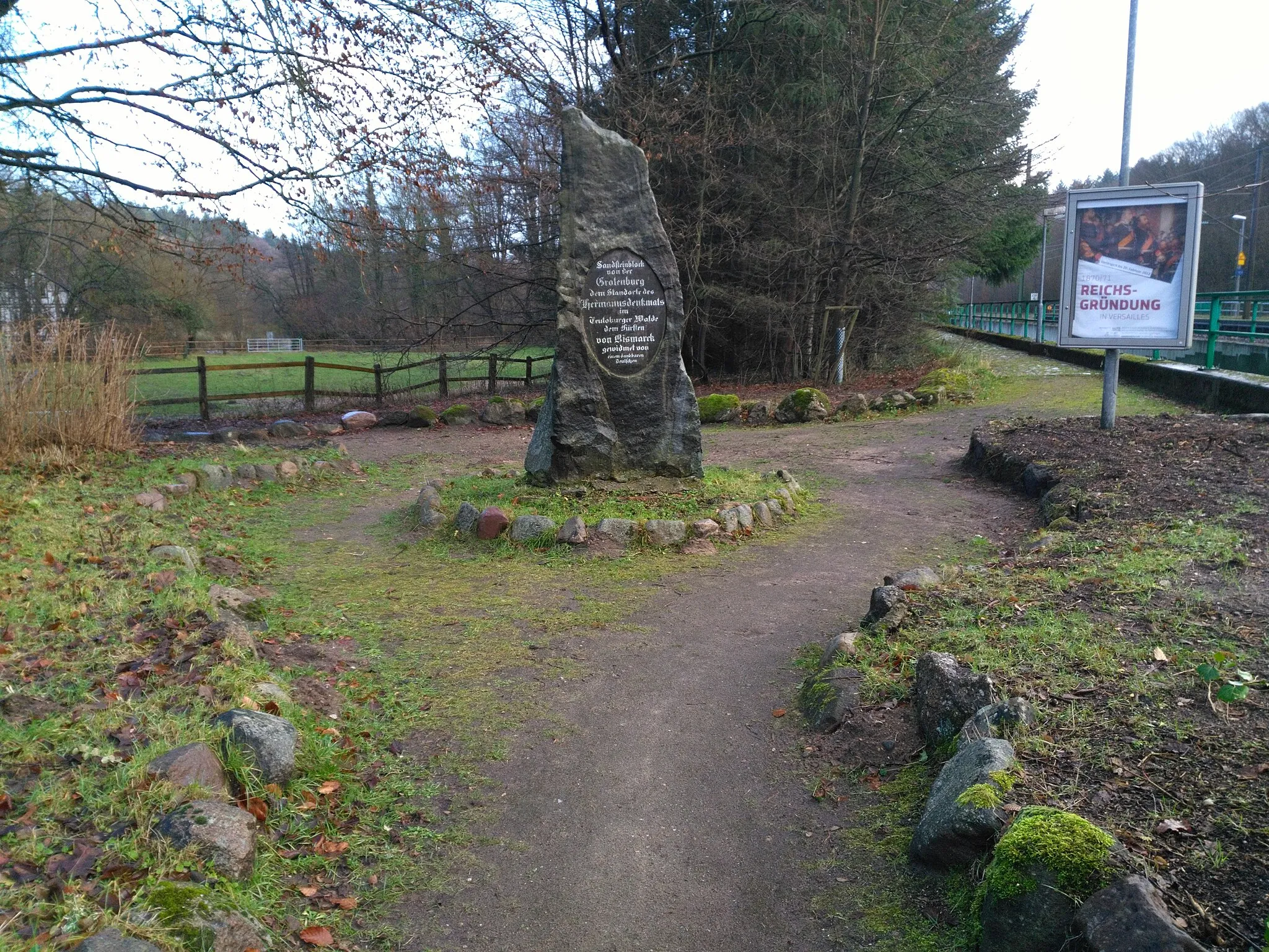 Photo showing: Dem Fürsten Bismarck gewidmeted Denkmal am Bahnhof in Friedrischsruh.