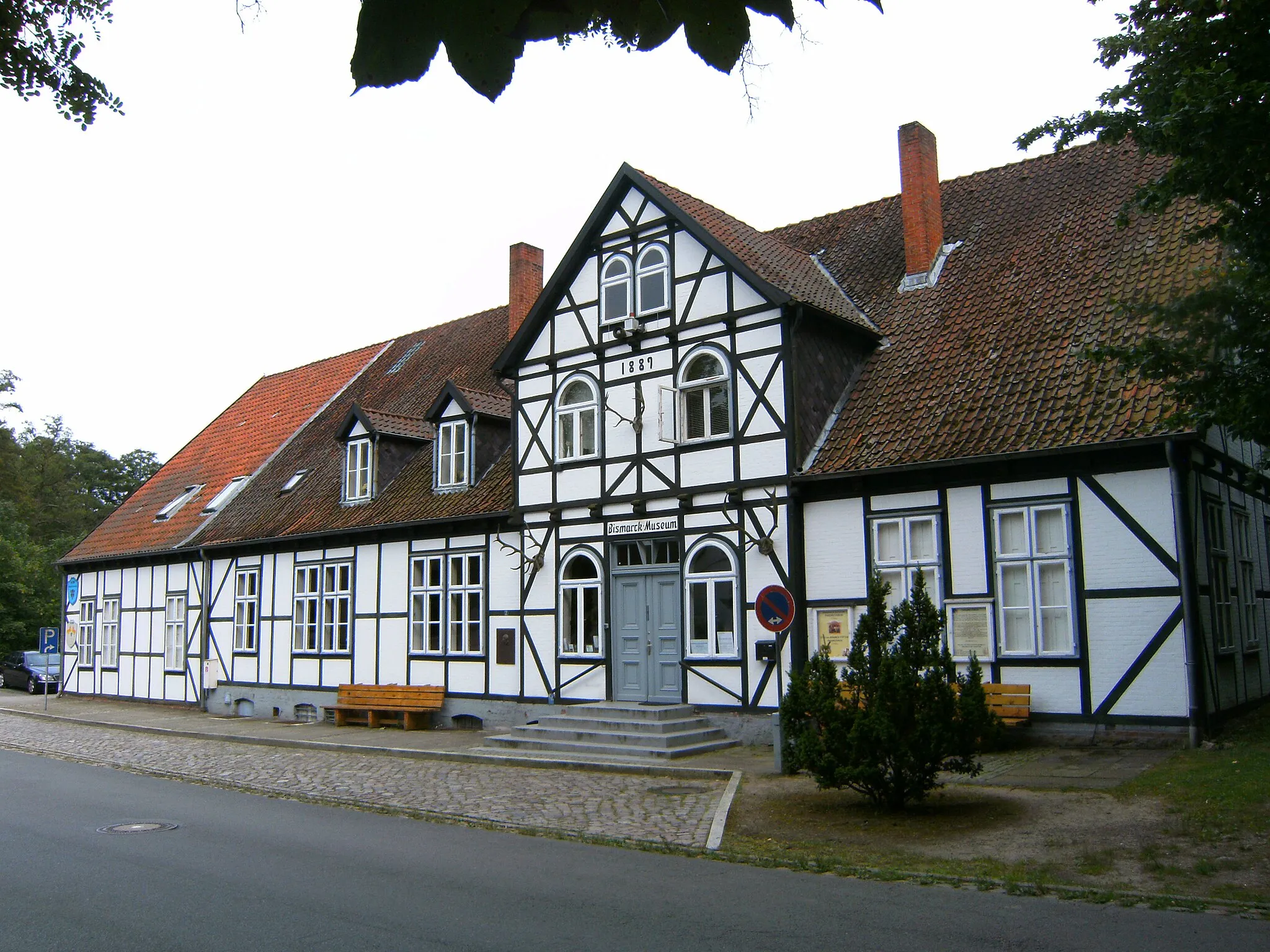 Photo showing: The Bismarck-Museum in Friedrichsruh, east of Hamburg, Germany, in the Altes Landhaus (old house).