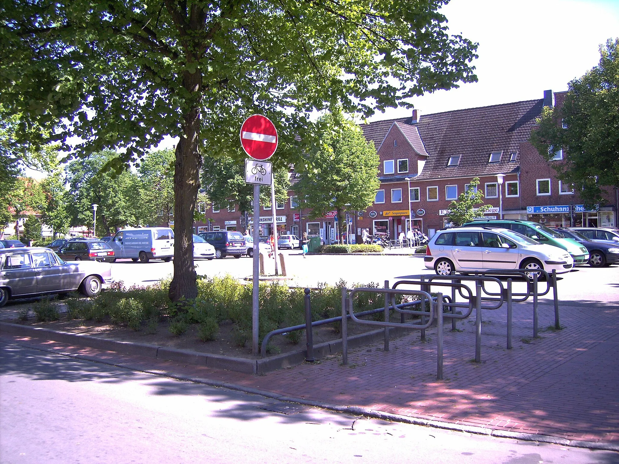 Photo showing: Kiel-Elmschenhagen (Nord): Andreas-Hofer-Platz (Wochenmarkt und Parkplatz) mit Geschäften des Einzelhandels