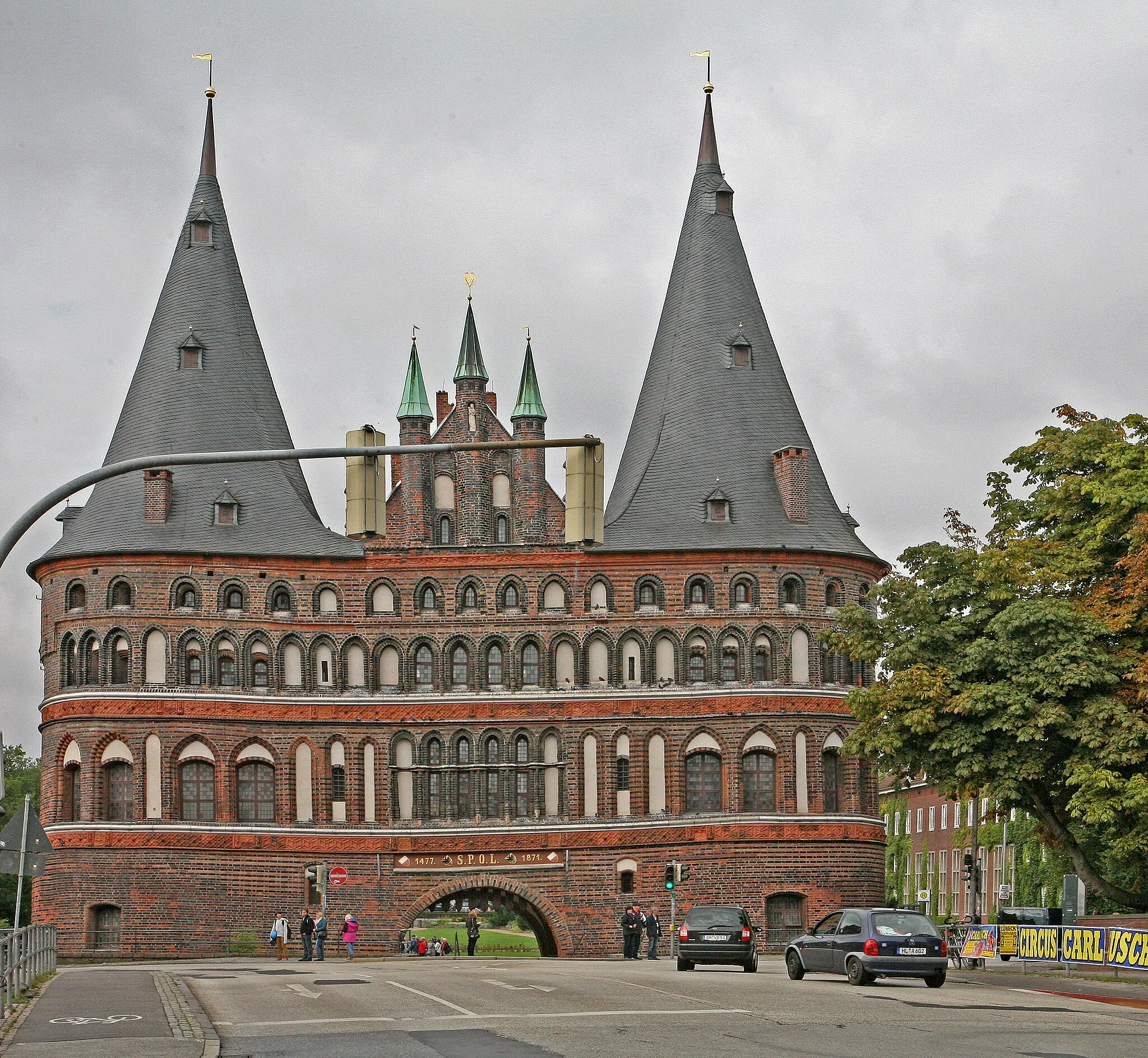 Photo showing: Holstentor in Lübeck (Ansicht von der Altstadt-Seite). Das Holstentor wurde zwischen 1464 und 1478 als Teil der Lübecker Befestigungsanlage erbaut.