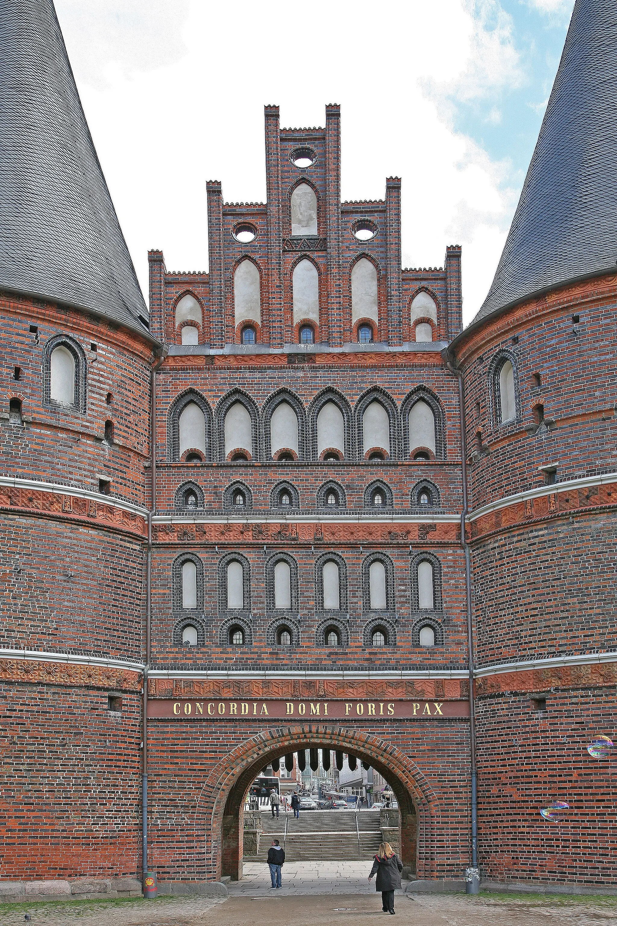 Photo showing: Holstentor in Lübeck (Ansicht von Holstentorplatz). Das Holstentor wurde zwischen 1464 und 1478 als Teil der Lübecker Befestigungsanlage erbaut.