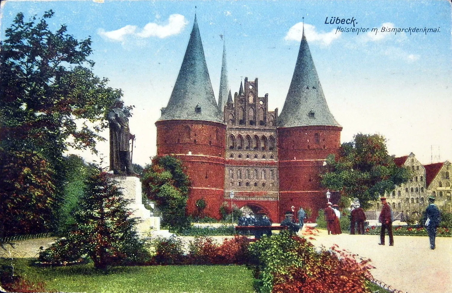 Photo showing: Lübeck - Holstentor mit Bismarckdenkmal.