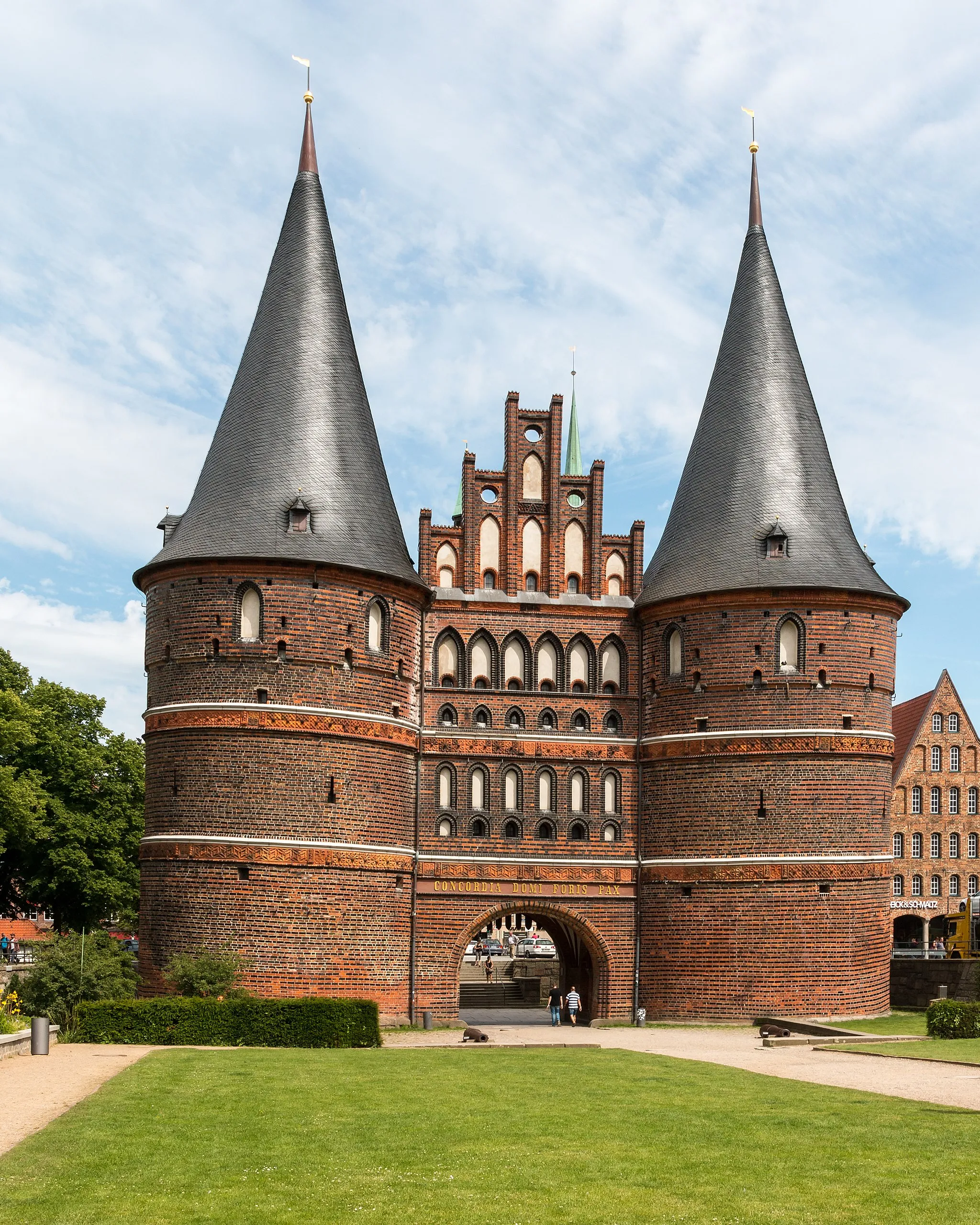 Photo showing: This picture shows the cultural heritage monument Holstentor according to the Cultural Heritage Protection Law of Schleswig-Holstein with the ID 586 of the city of Lübeck