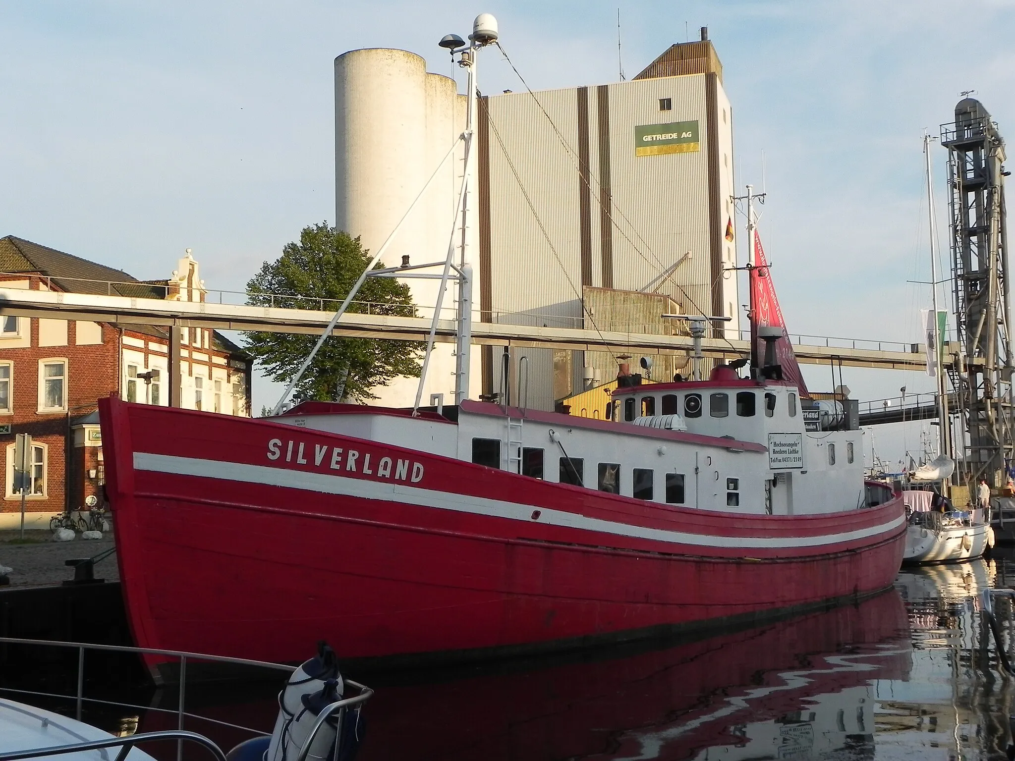 Photo showing: Angelkutter am Getreidesilo im Kommunalhafen von Burgstaaken (Fehmarn)