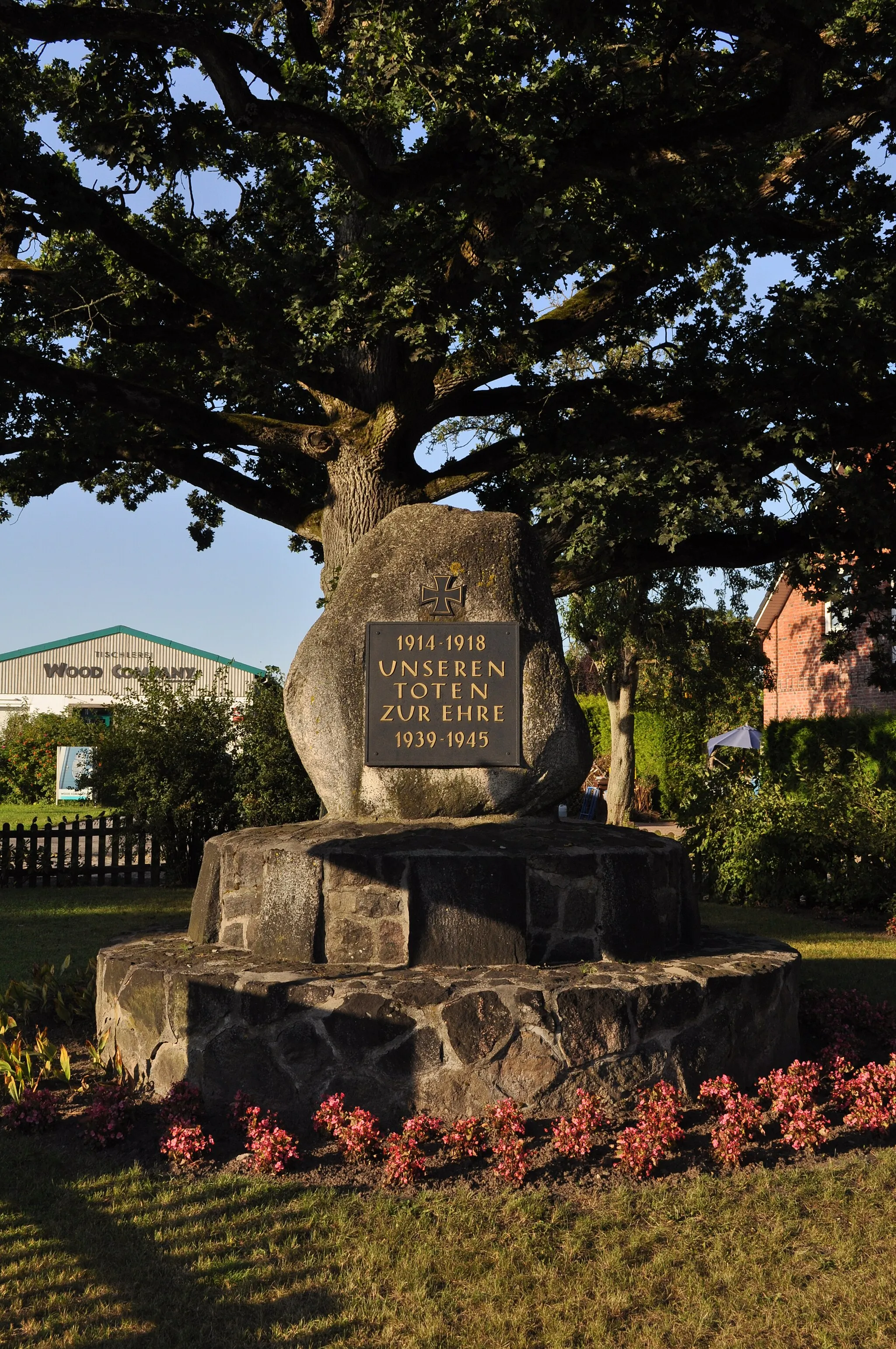 Photo showing: Kriegerdenkmal in Schlamersdorf, Gemeinde Travenbrück, Kreis Stormarn.