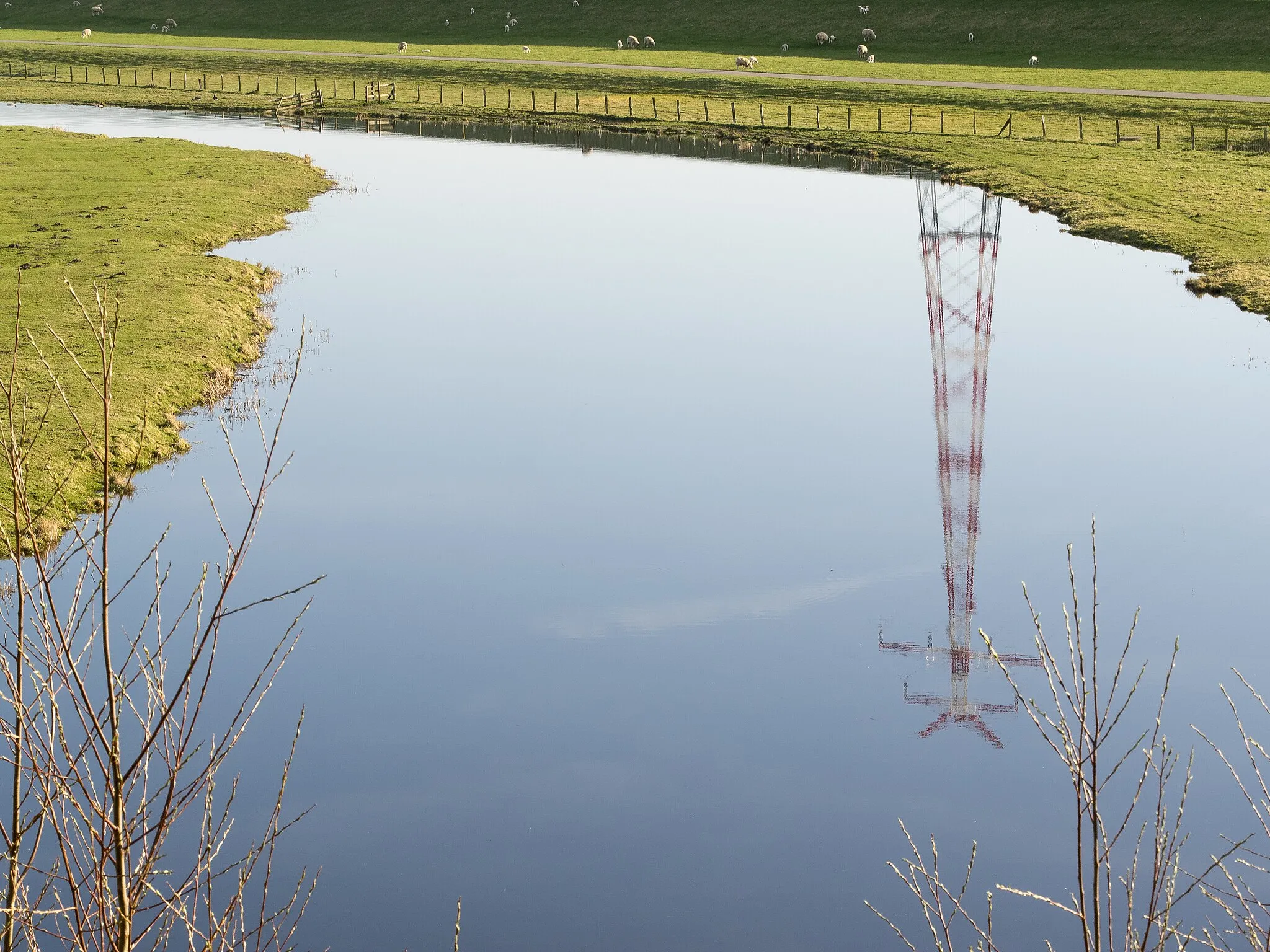 Photo showing: Haseldorfer Binnenelbe flows at the backside of the dyke.