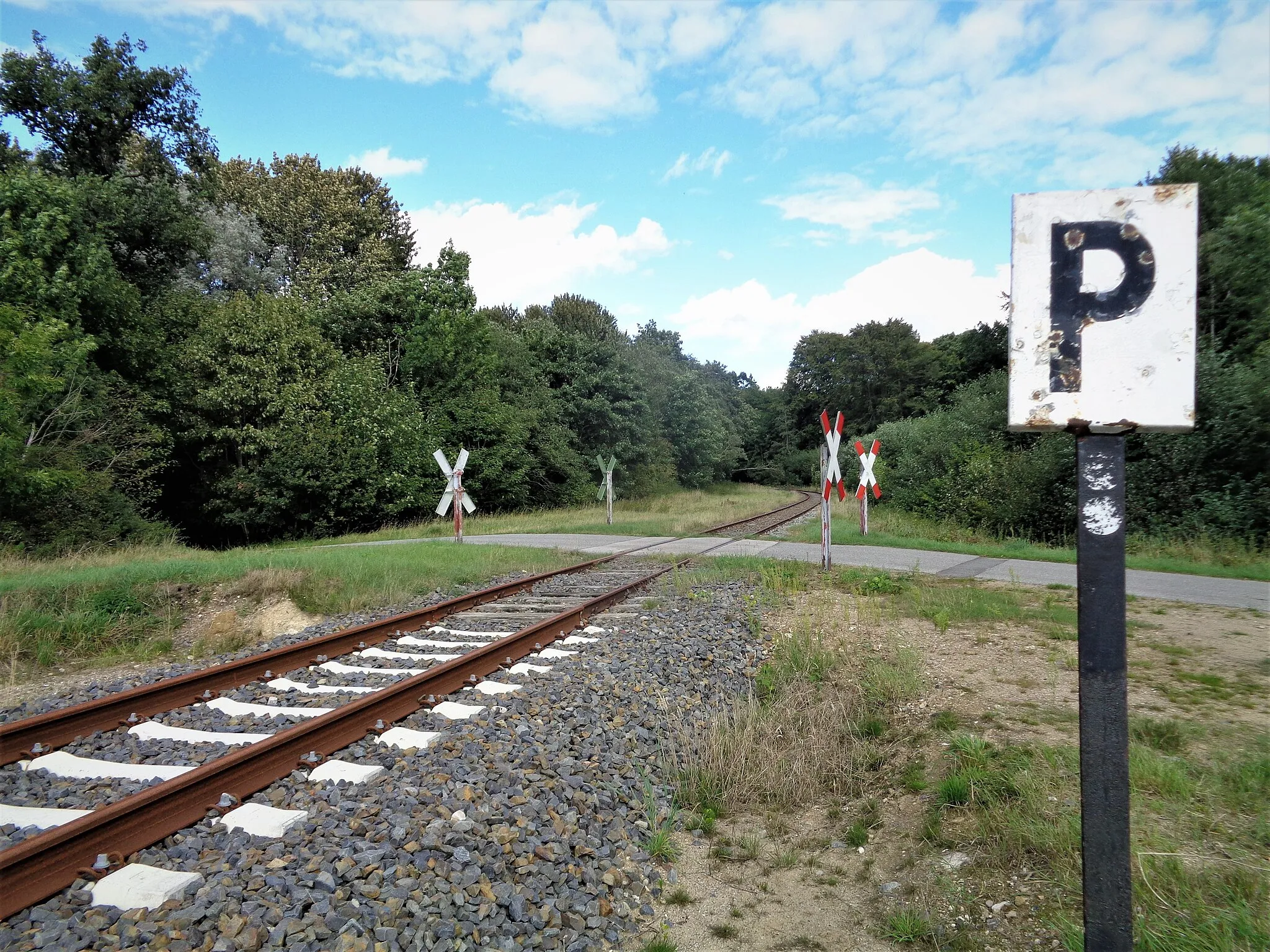 Photo showing: Die Bahnstrecke Kiel–Schönberger Strand ist derzeit (Stand September 2020) nur teilweise instandgesetzt. In der Bildmitte, kurz vor dem Übergang, ist eine Nahtstelle zwischen den alten und den neuen Geleisen zu erkennen.