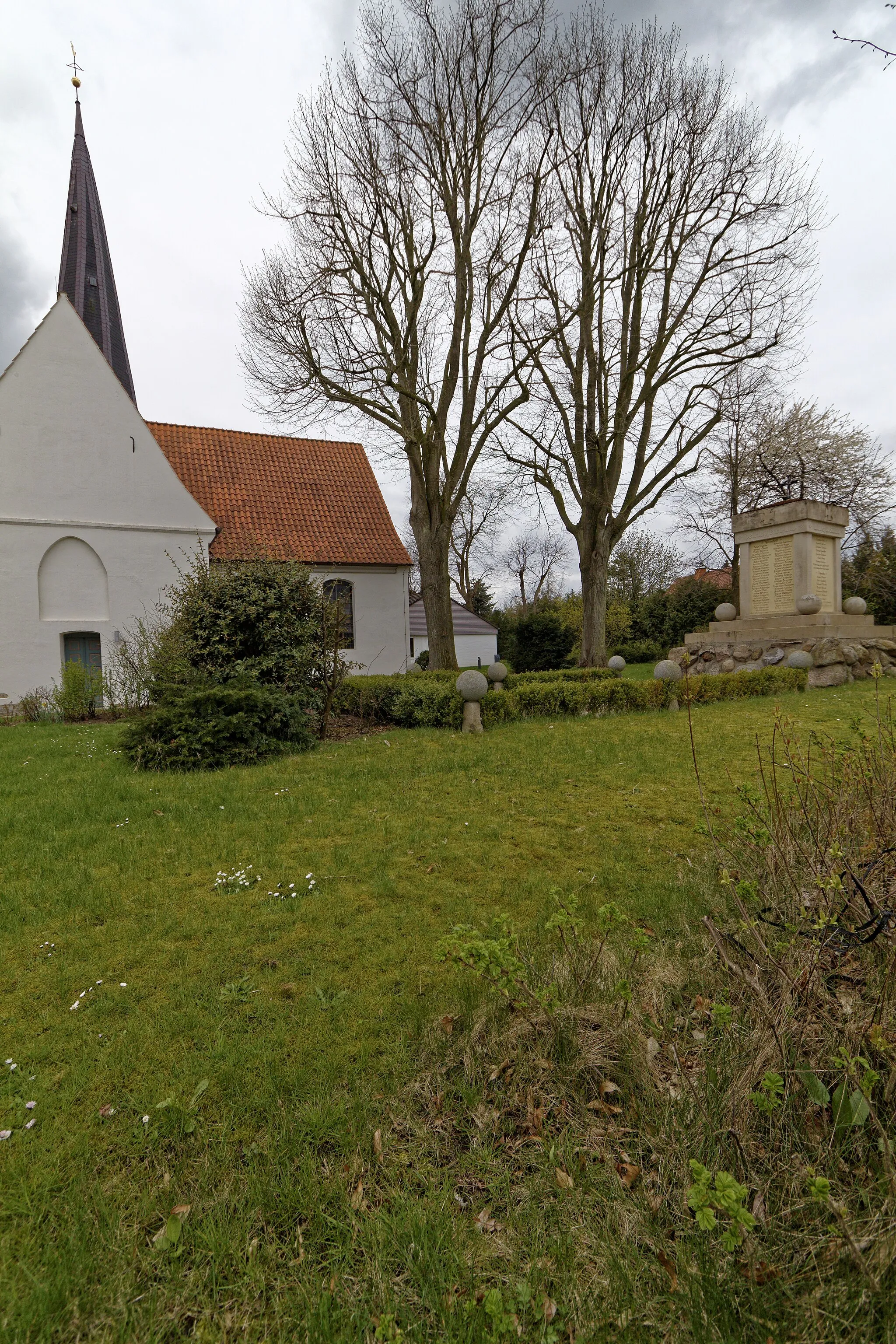 Photo showing: Jevenstedt Kirche, Kirchhof