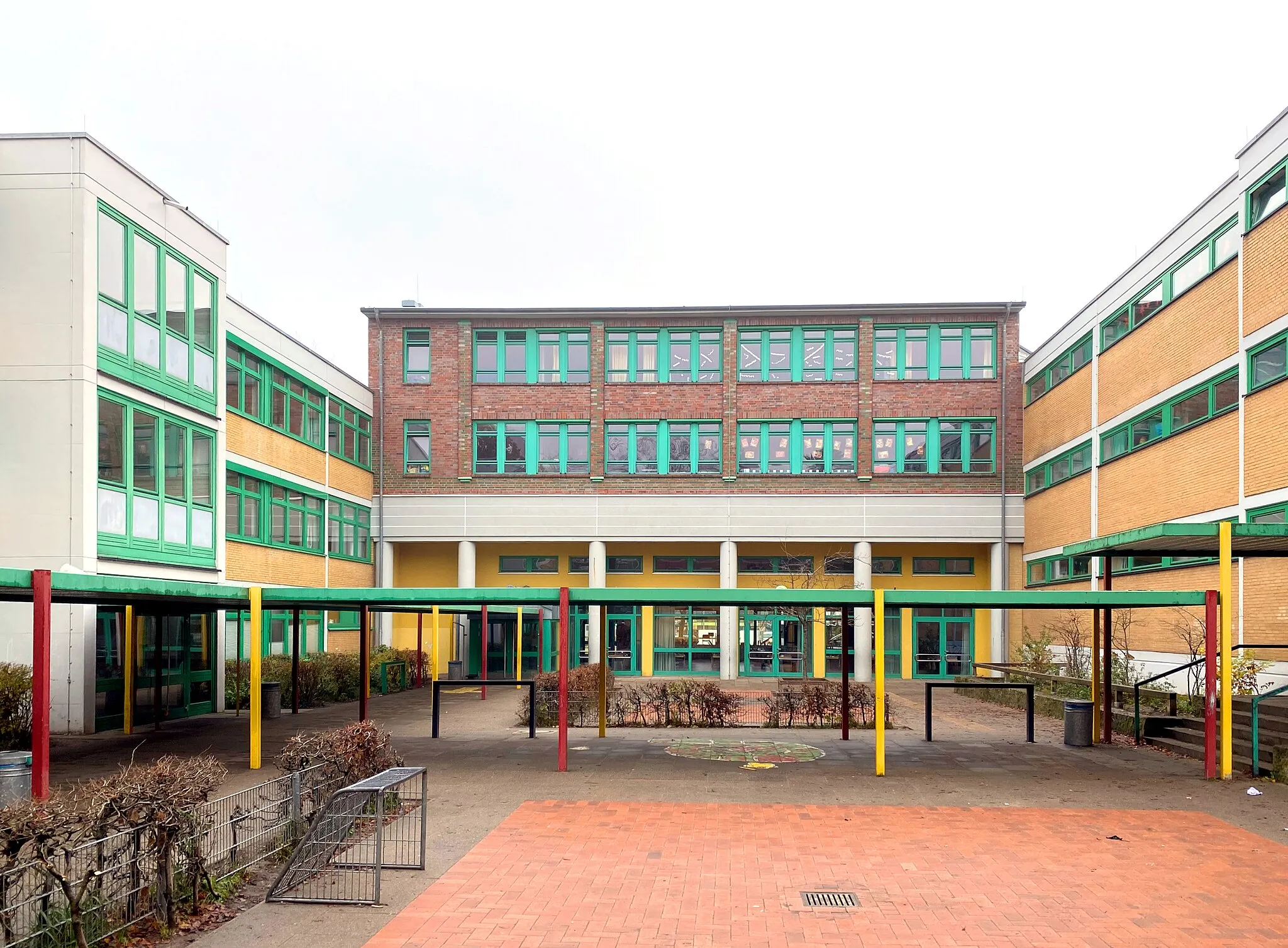 Photo showing: Schule Luruper Hauptstraße, Luruper Hauptstraße 131, Hamburg-Lurup. Innenhof des 1977 erbauten Hauptgebäudes.