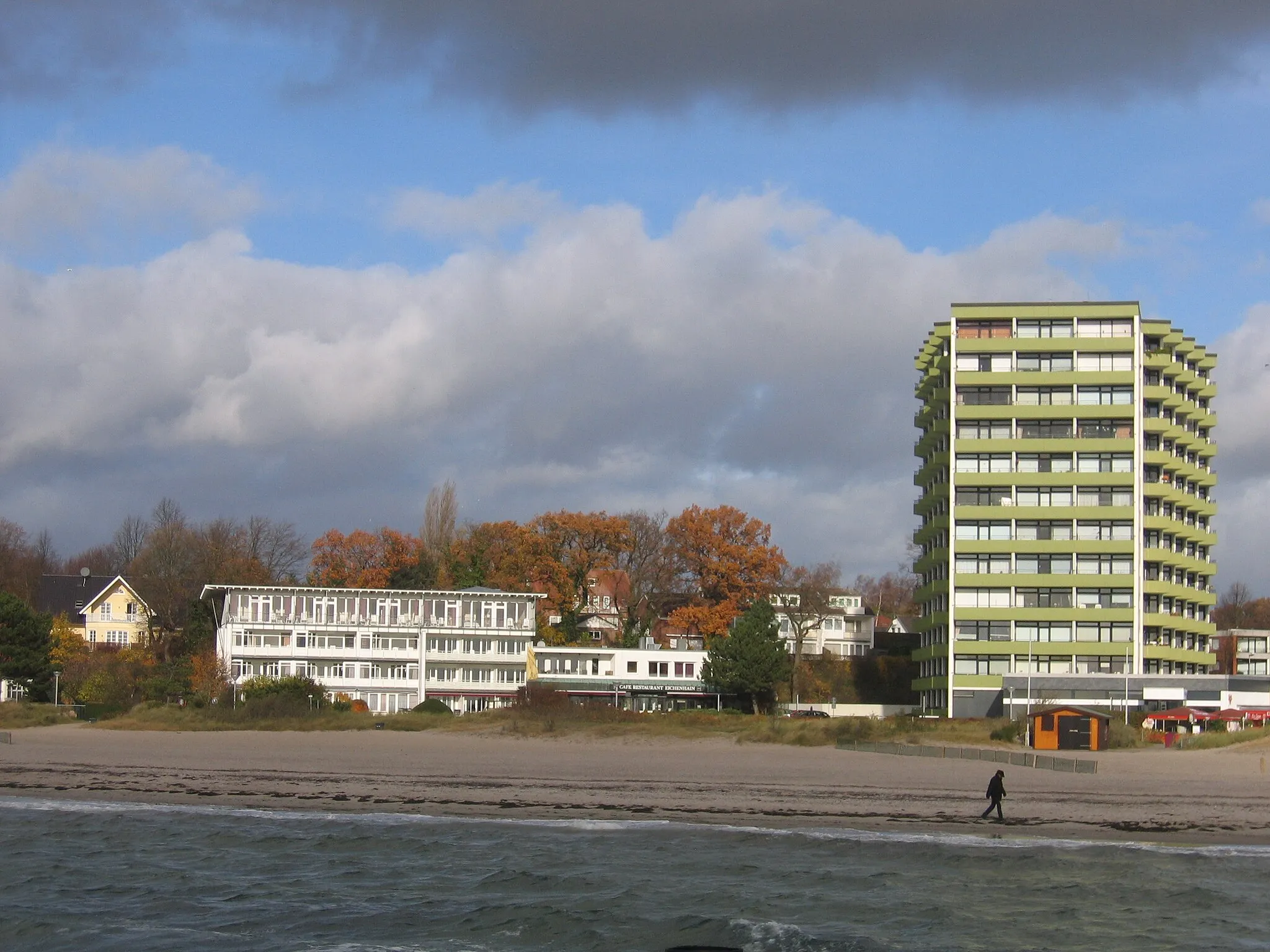 Photo showing: Pelzerhaken: ‹Seehotel Eichenhain› und Hochhaus ‹Prinz Hamlet›