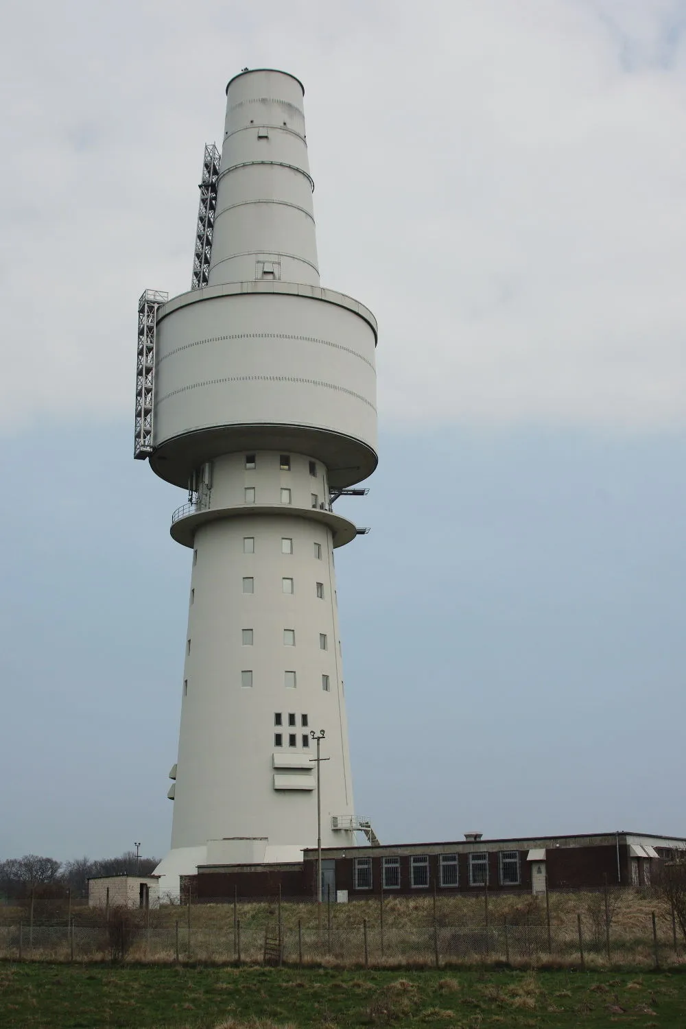 Photo showing: Former signals intelligence tower M of the Federal German Navy. In use from 1964 until 1992.