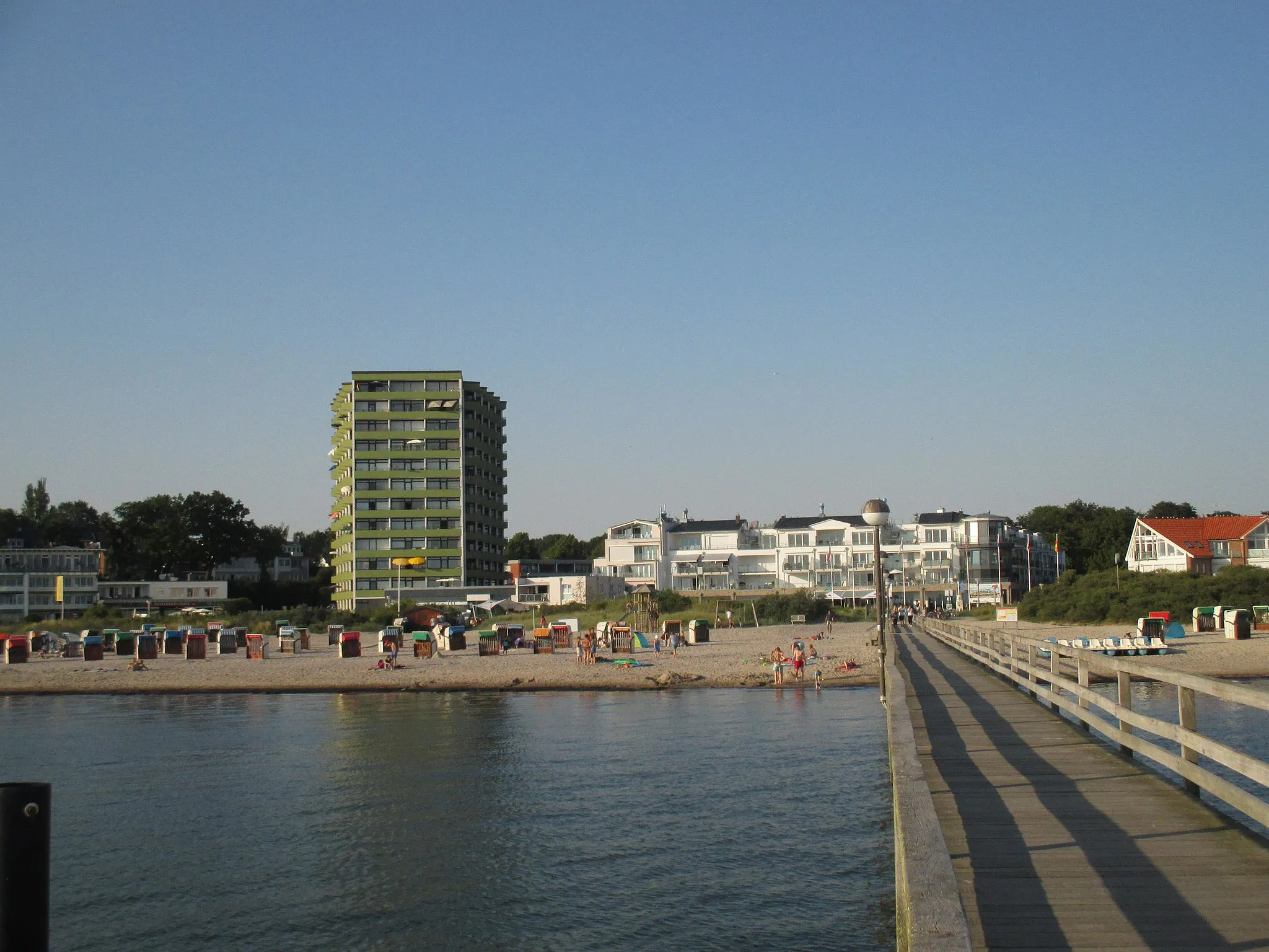 Photo showing: Ansicht von Pelzerhaken mit Seebrücke, Strand und Hotel.