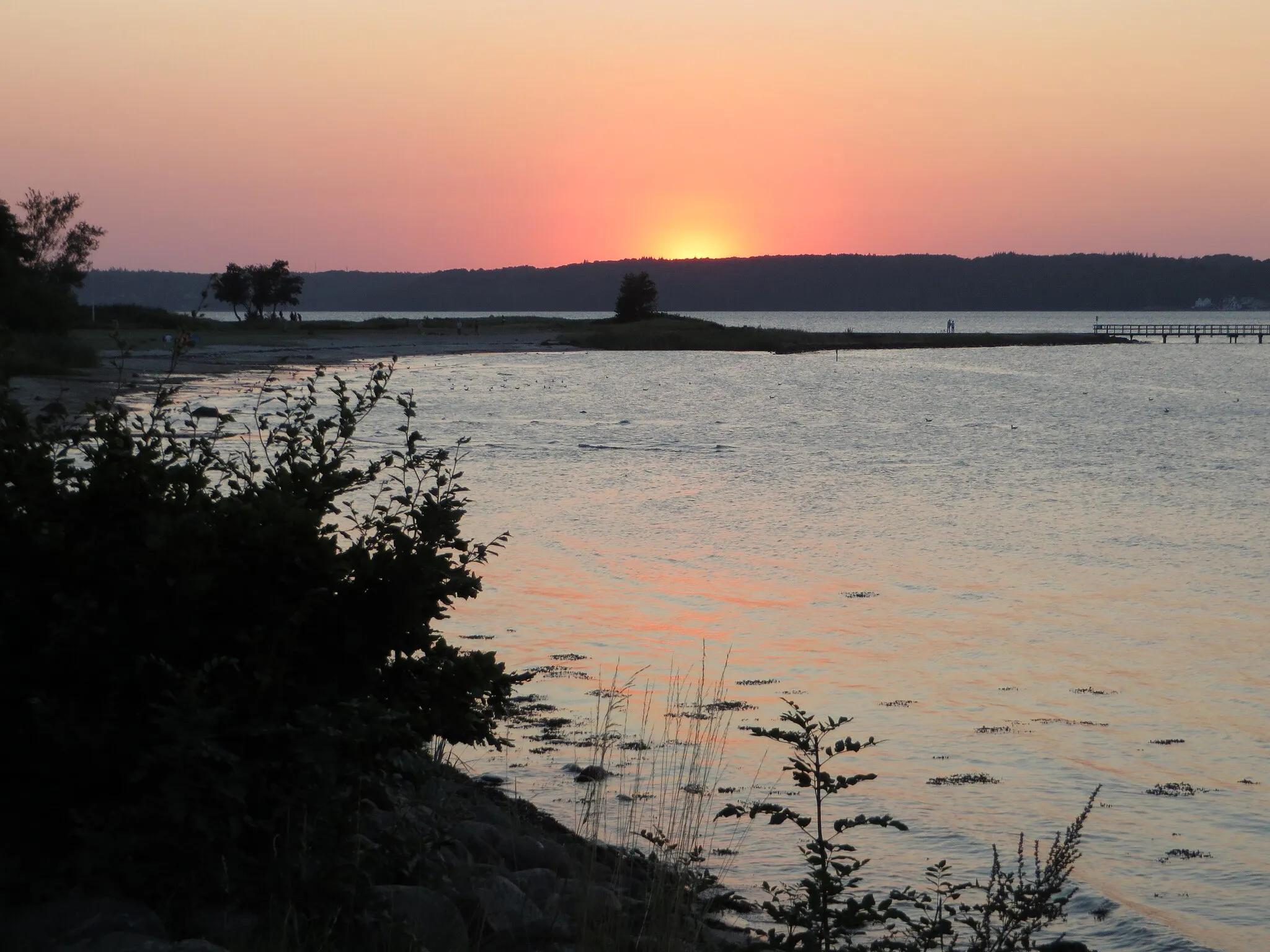 Photo showing: Solitüder Strand beim Sonnenuntergang von Meierwik aus (Flensburg-Mürwik Aug 2015), Bild 14