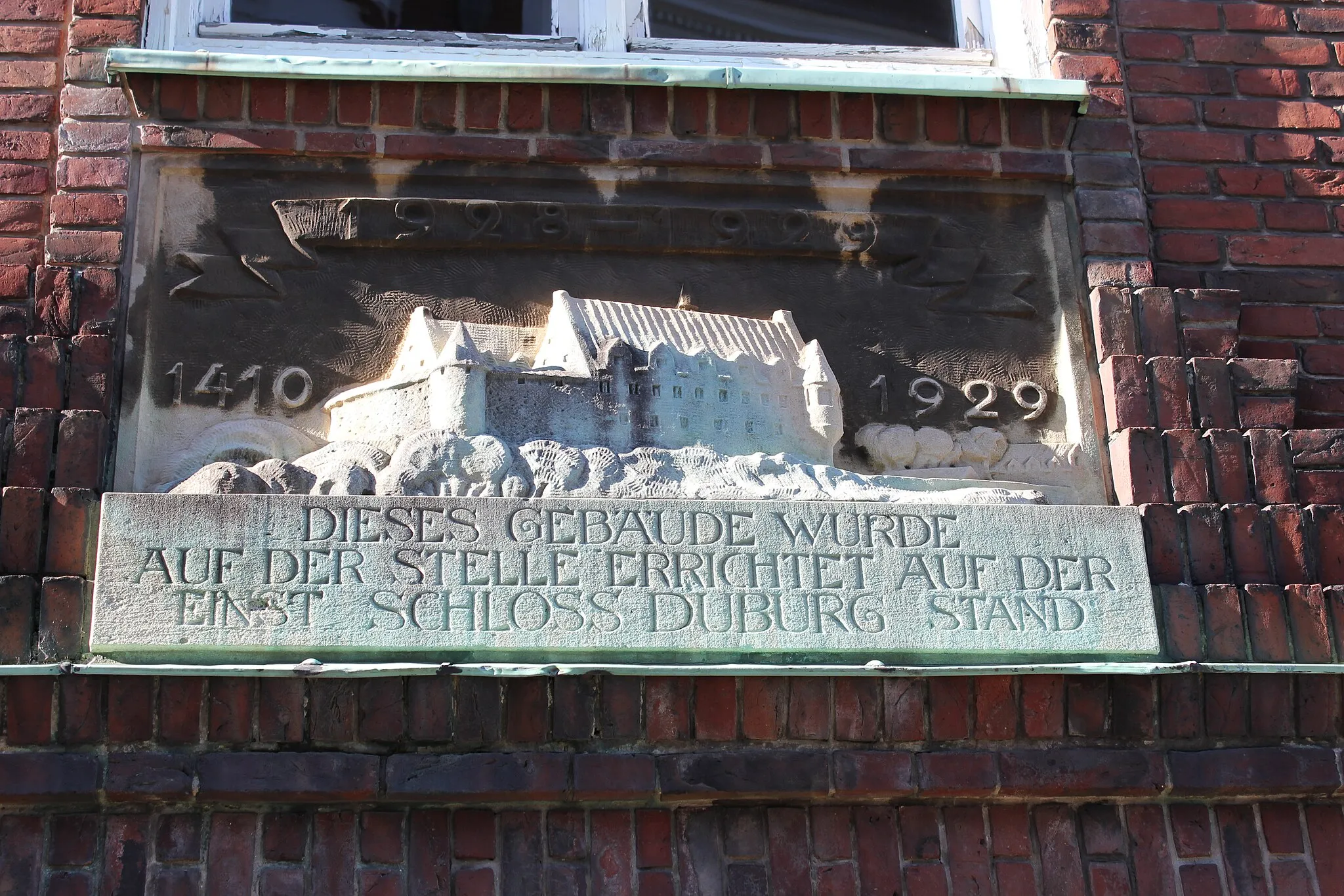 Photo showing: Gedenktafel an die Duburg mit Reliefdarstellung der Duburg an der Schloss-Duburg-Schule Städtische Handelslehranstalten beziehungsweise der Städtischen Handelslehranstalt Flensburg, welche auf dem Platz der ehemaligen Duburg erbaut wurde