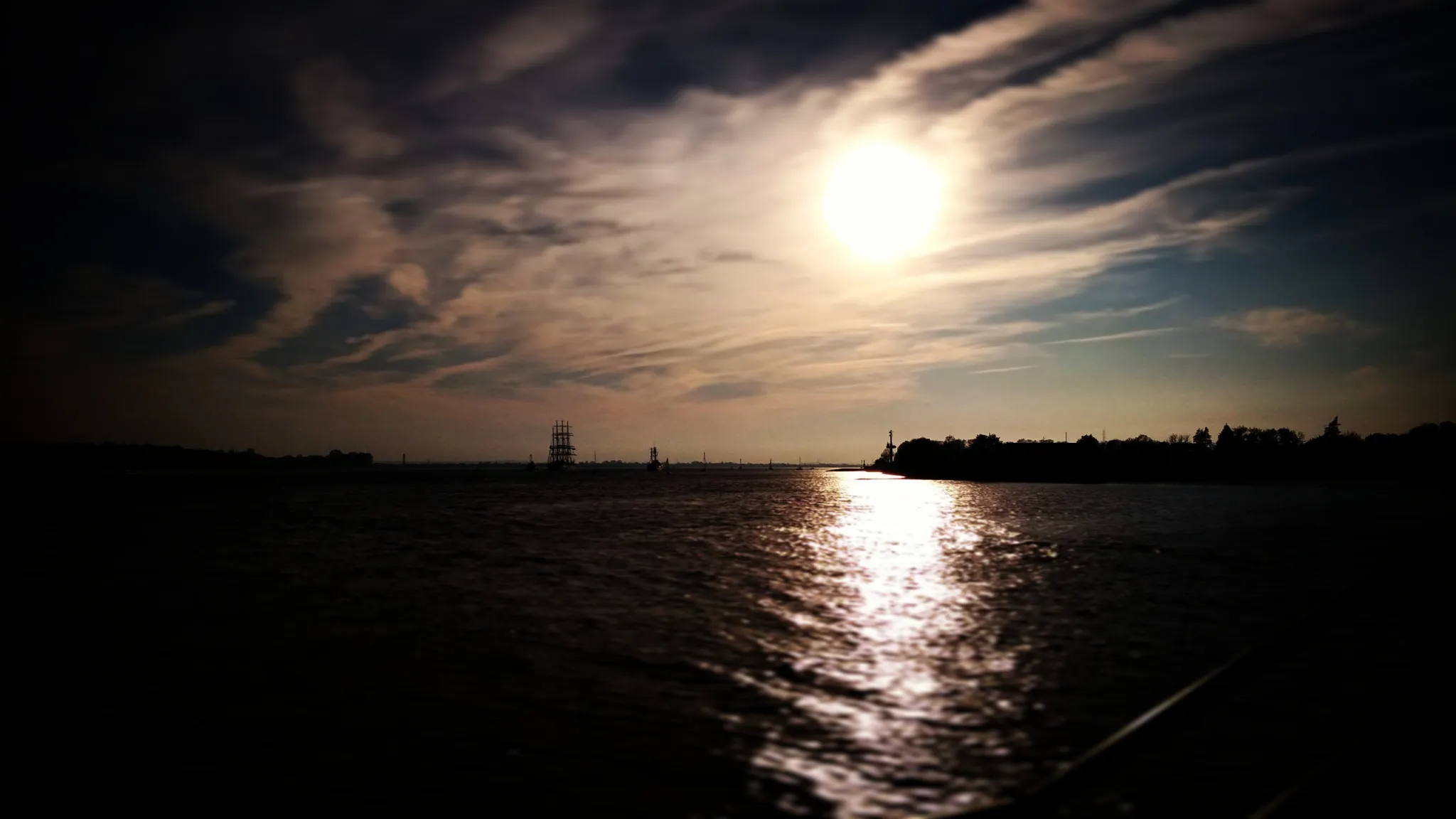 Photo showing: 500px provided description: Elbe Hamburg [#sky ,#sunrise ,#lake ,#sea ,#sunset ,#water ,#boat ,#river ,#beach ,#blue ,#sun ,#light ,#clouds ,#ocean ,#summer ,#beautiful ,#ship ,#germany ,#cloud ,#hamburg ,#elbe]