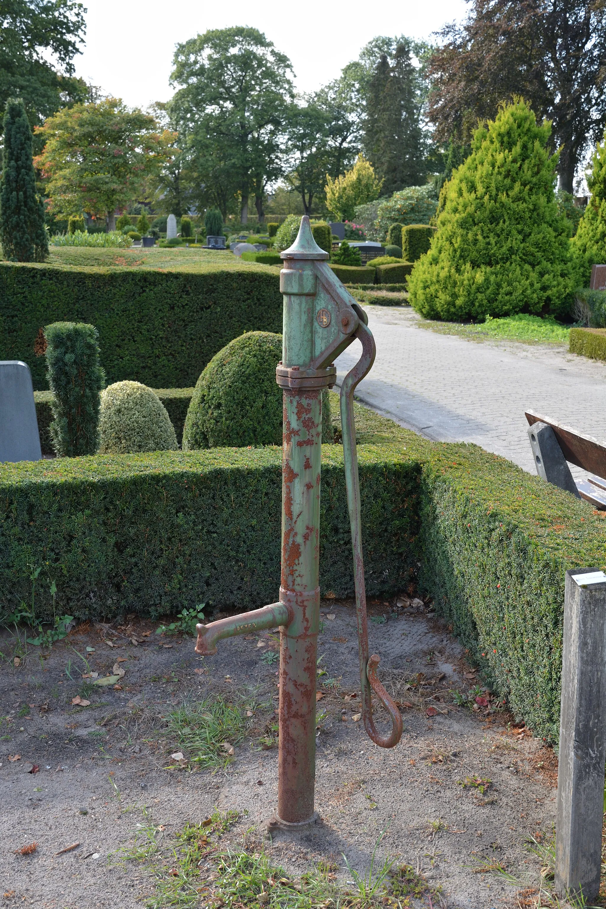 Photo showing: Bilder vom Friedhof in Wedel: Handwasserpunpe
