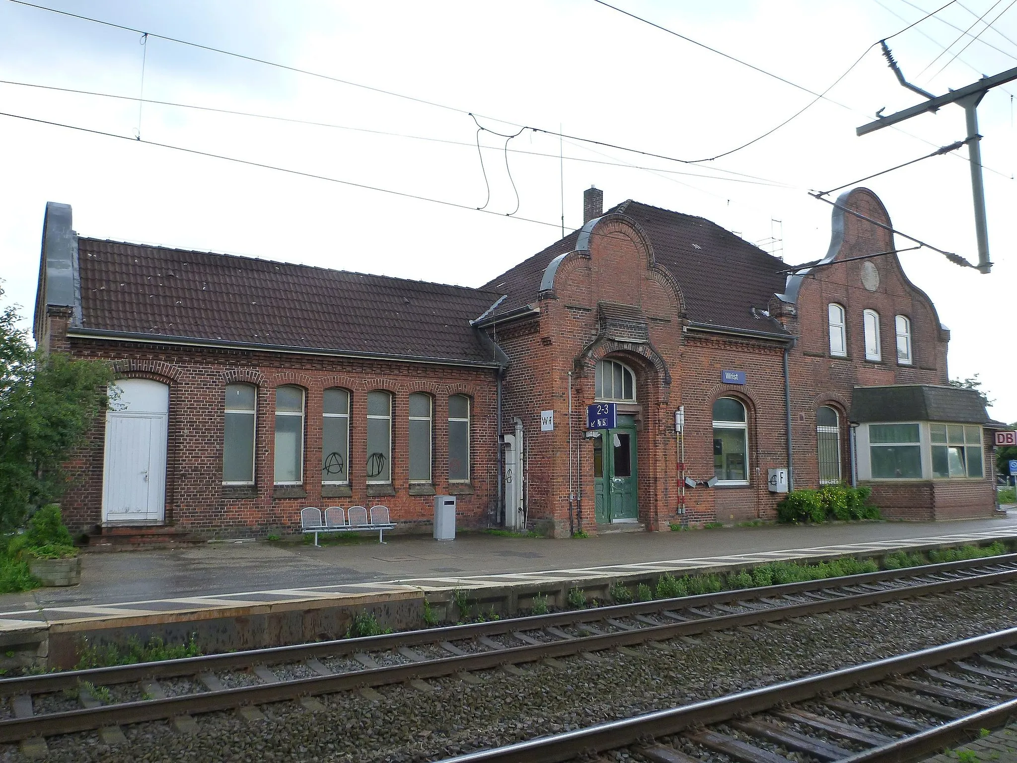 Photo showing: The main building of the train station in Wrist from northwest