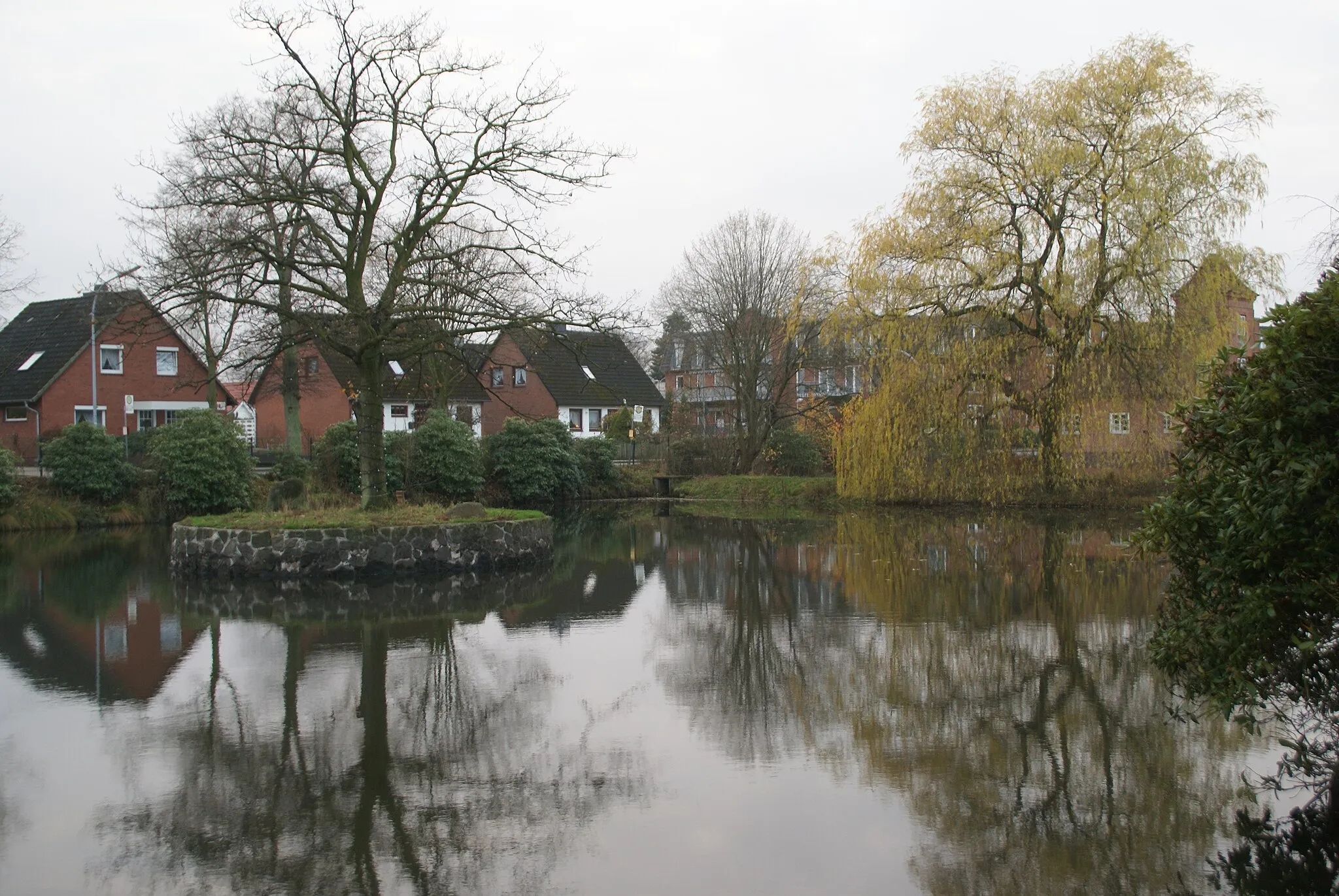 Photo showing: Henstedt-Ulsburg (Henstedt), Germany: The Pond Wöddel where the Wöddelbek springs